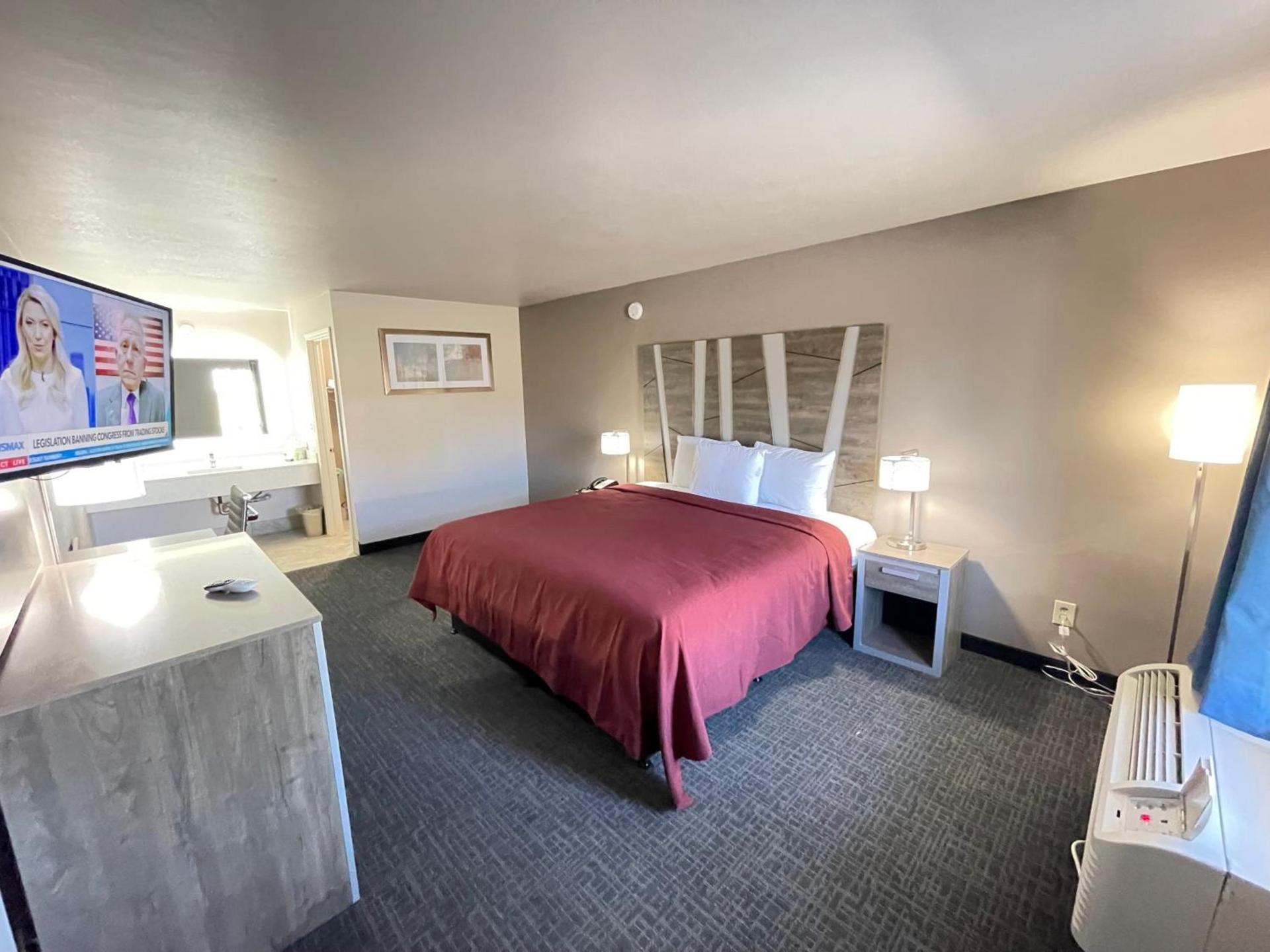 Excellent Inn & Suites photo 2