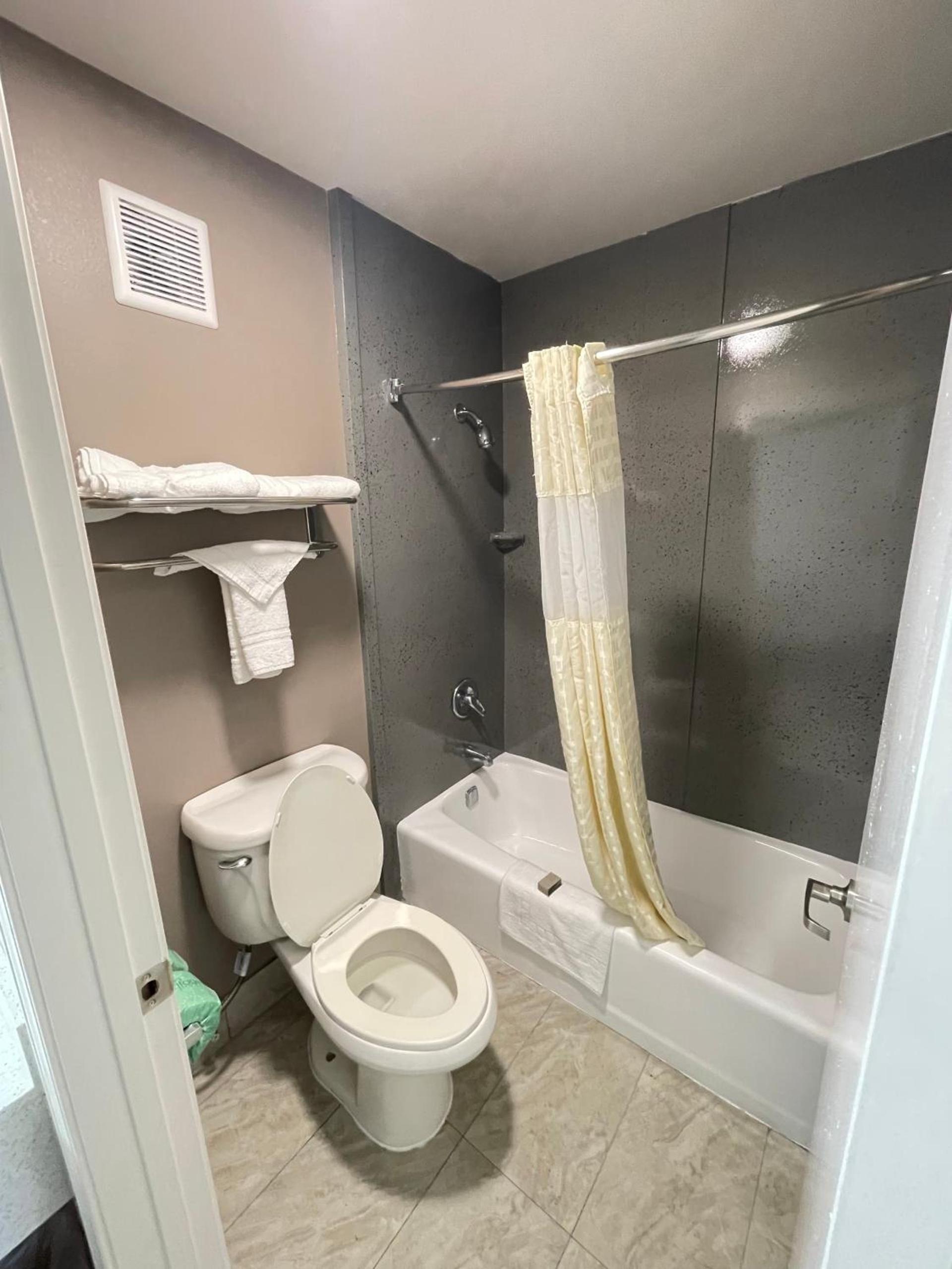 Excellent Inn & Suites photo 3