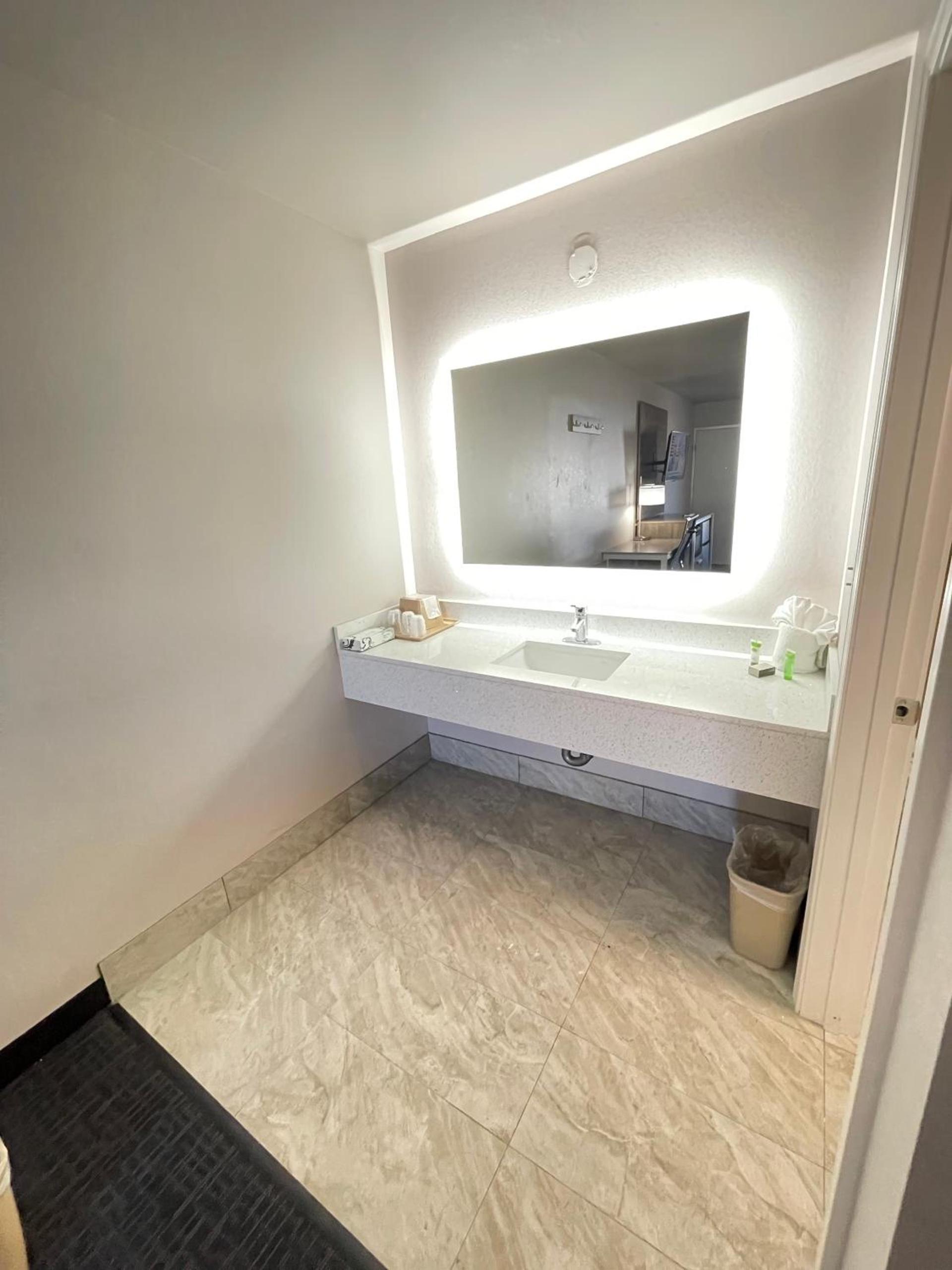 Excellent Inn & Suites photo 5