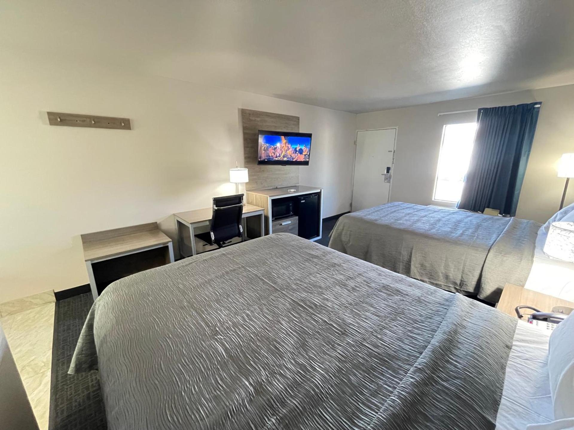 Excellent Inn & Suites photo 4