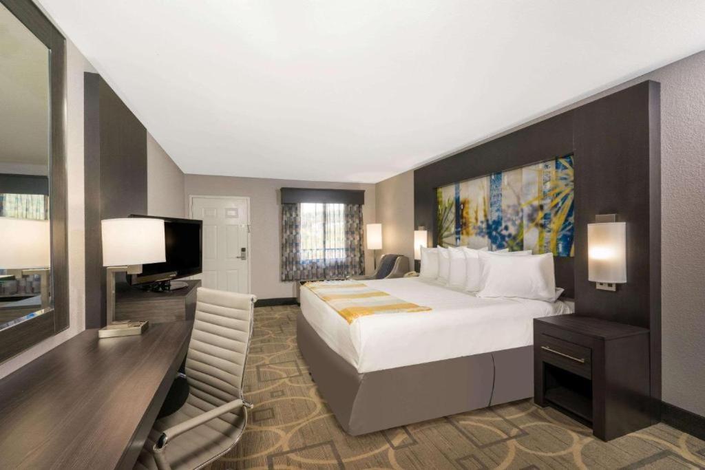 Days Inn by Wyndham Asheville Downtown North photo 13