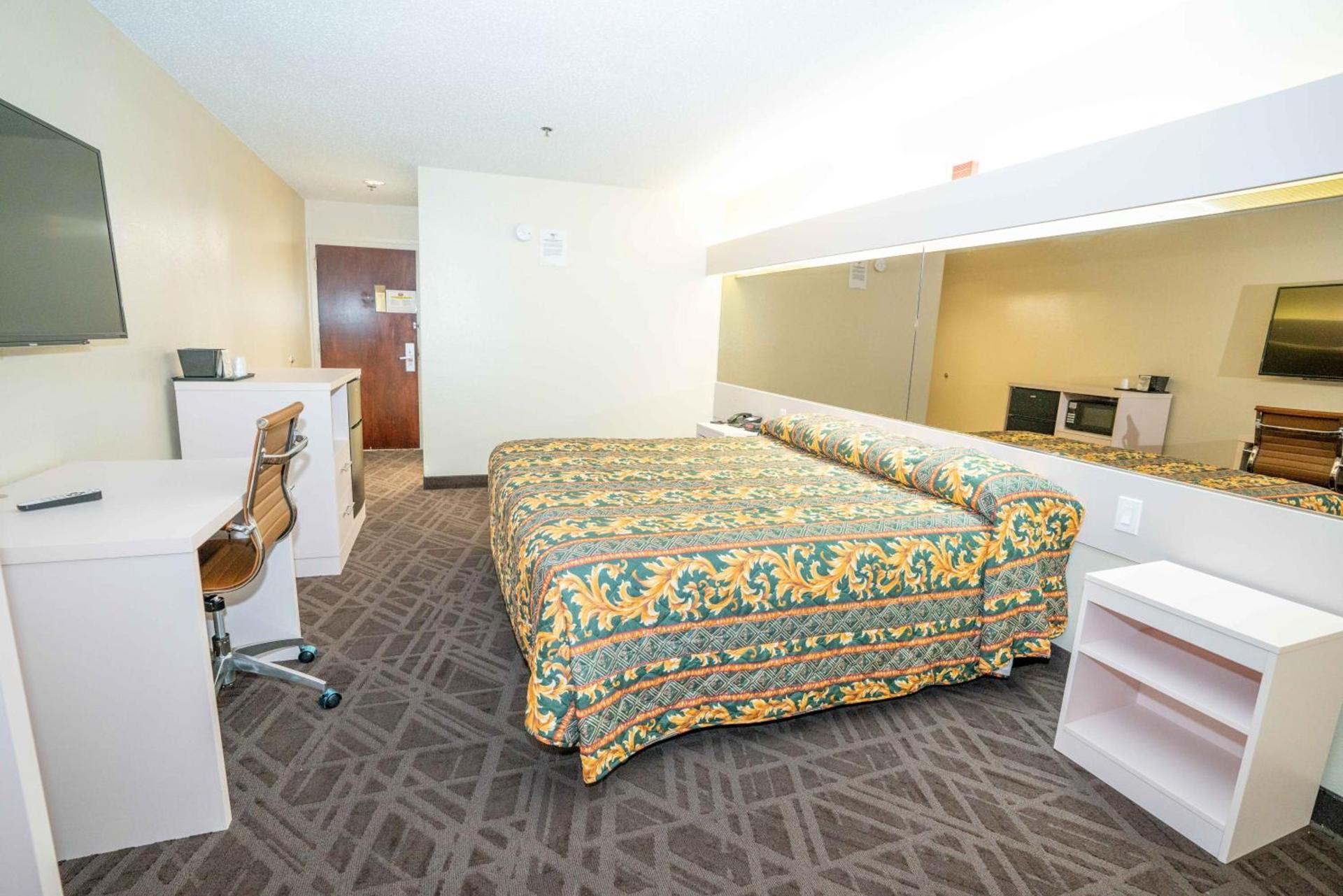 Red Roof Inn & Suites Euless - DFW Airport Southwest photo 31
