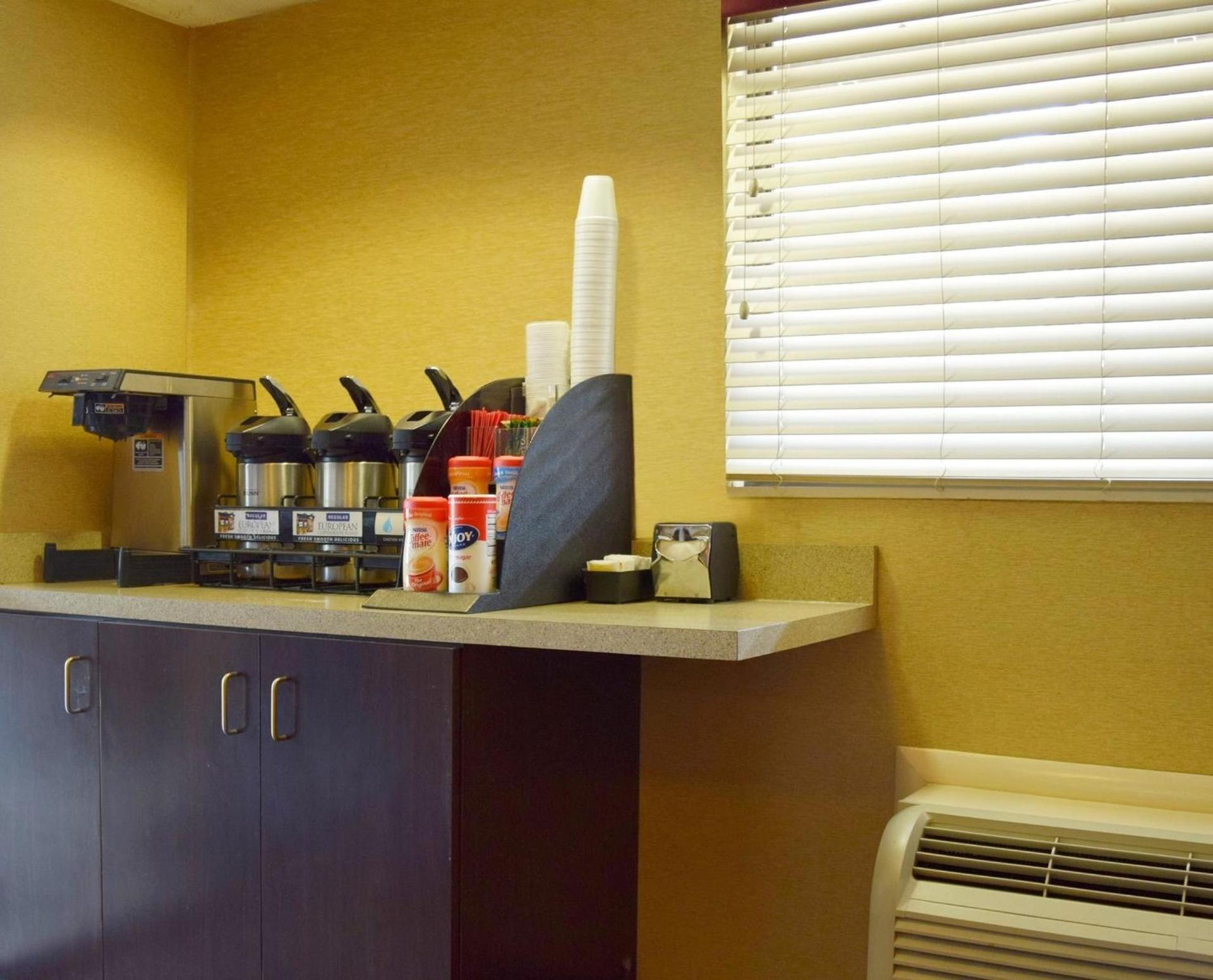 Red Roof Inn Buffalo - Niagara Airport photo 6