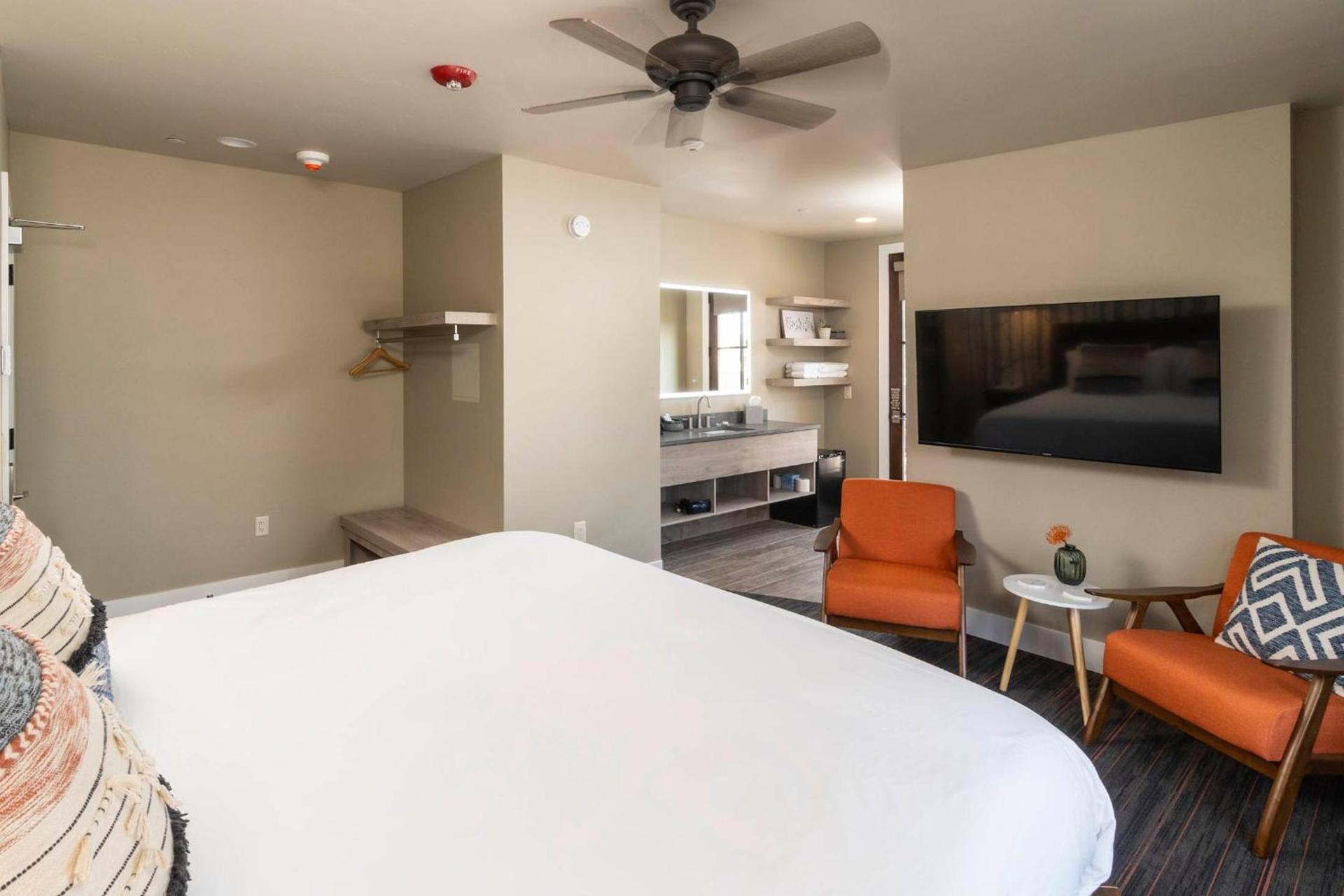 Ski Inn Taphouse Hotel photo 13