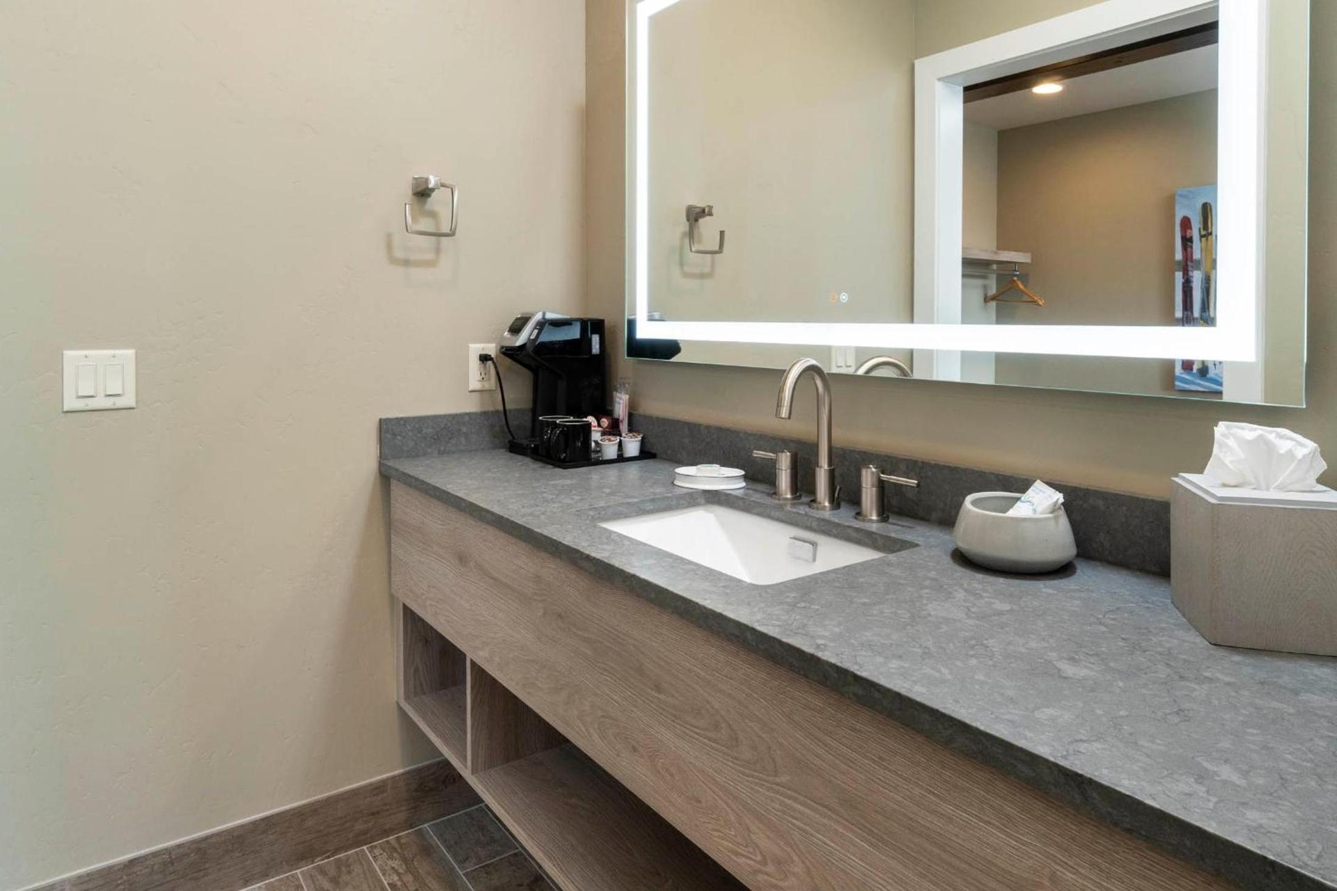 Ski Inn Taphouse Hotel photo 23