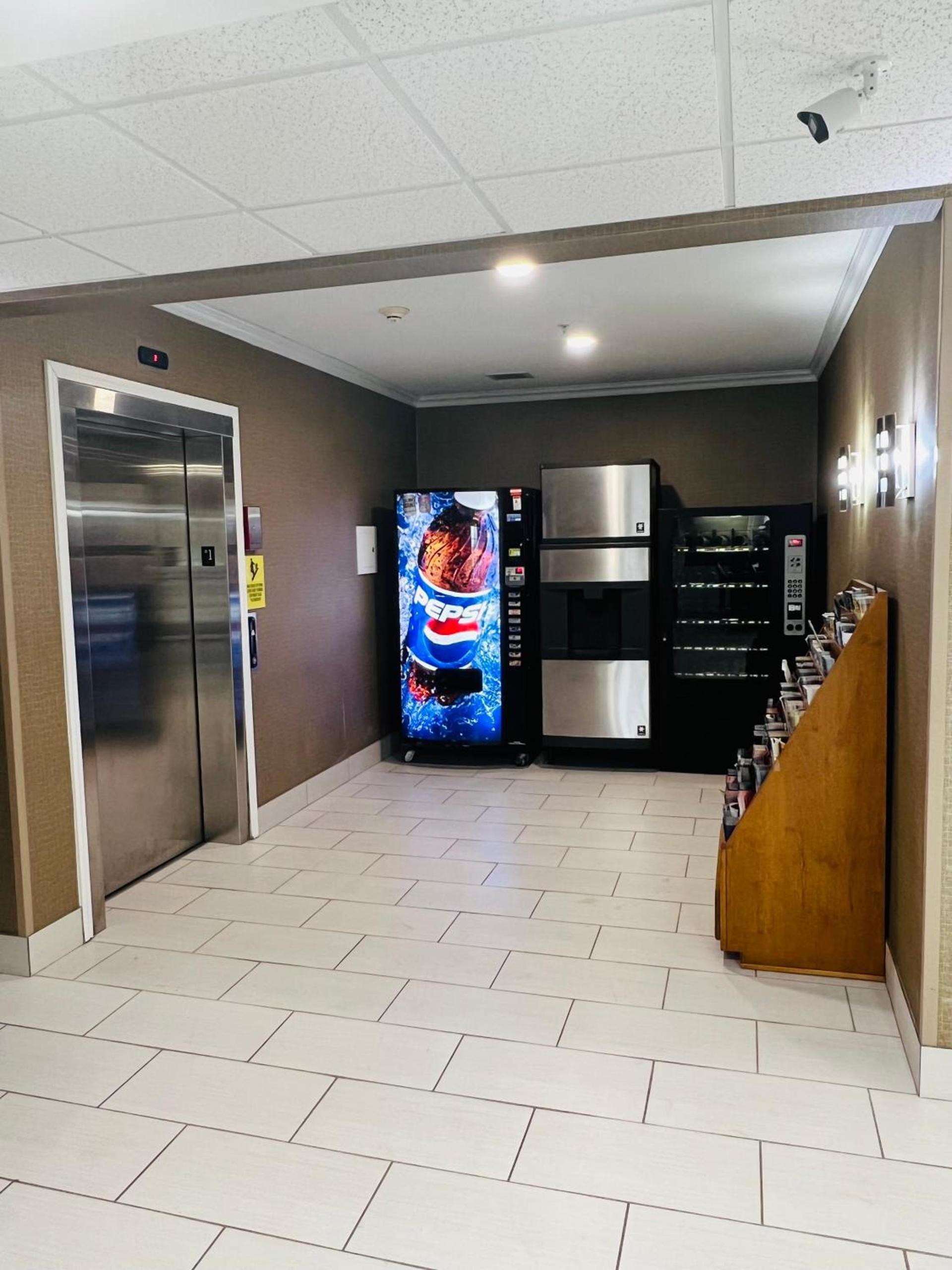 Super 8 by Wyndham South Bend photo 13