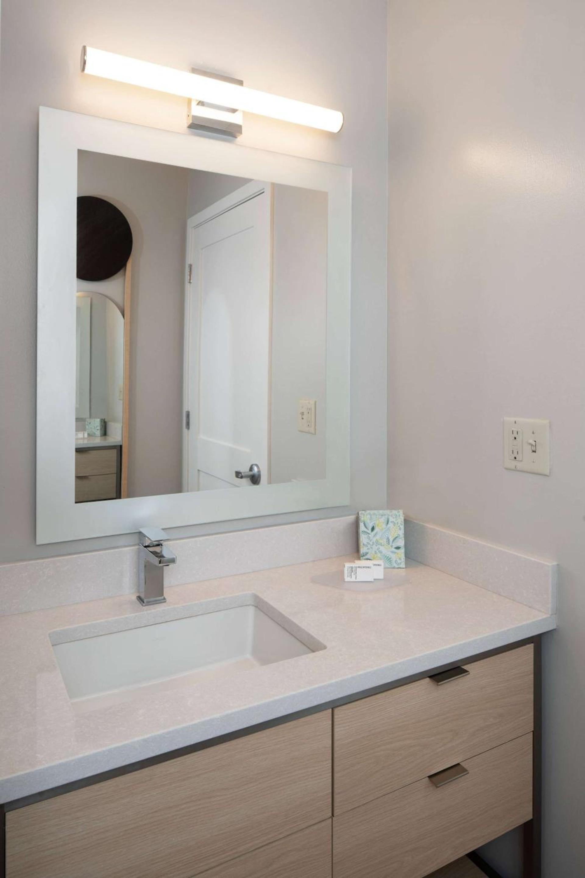 Sonesta Simply Suites Falls Church photo 11