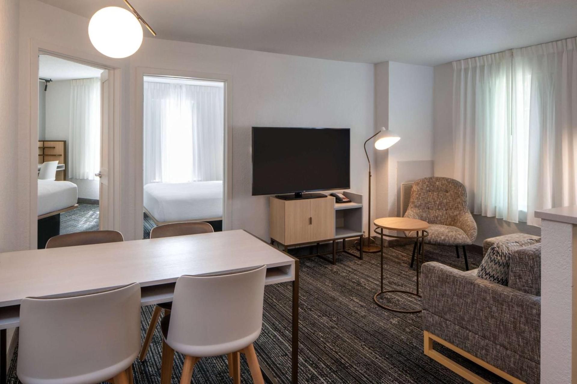 Sonesta Simply Suites Falls Church photo 3