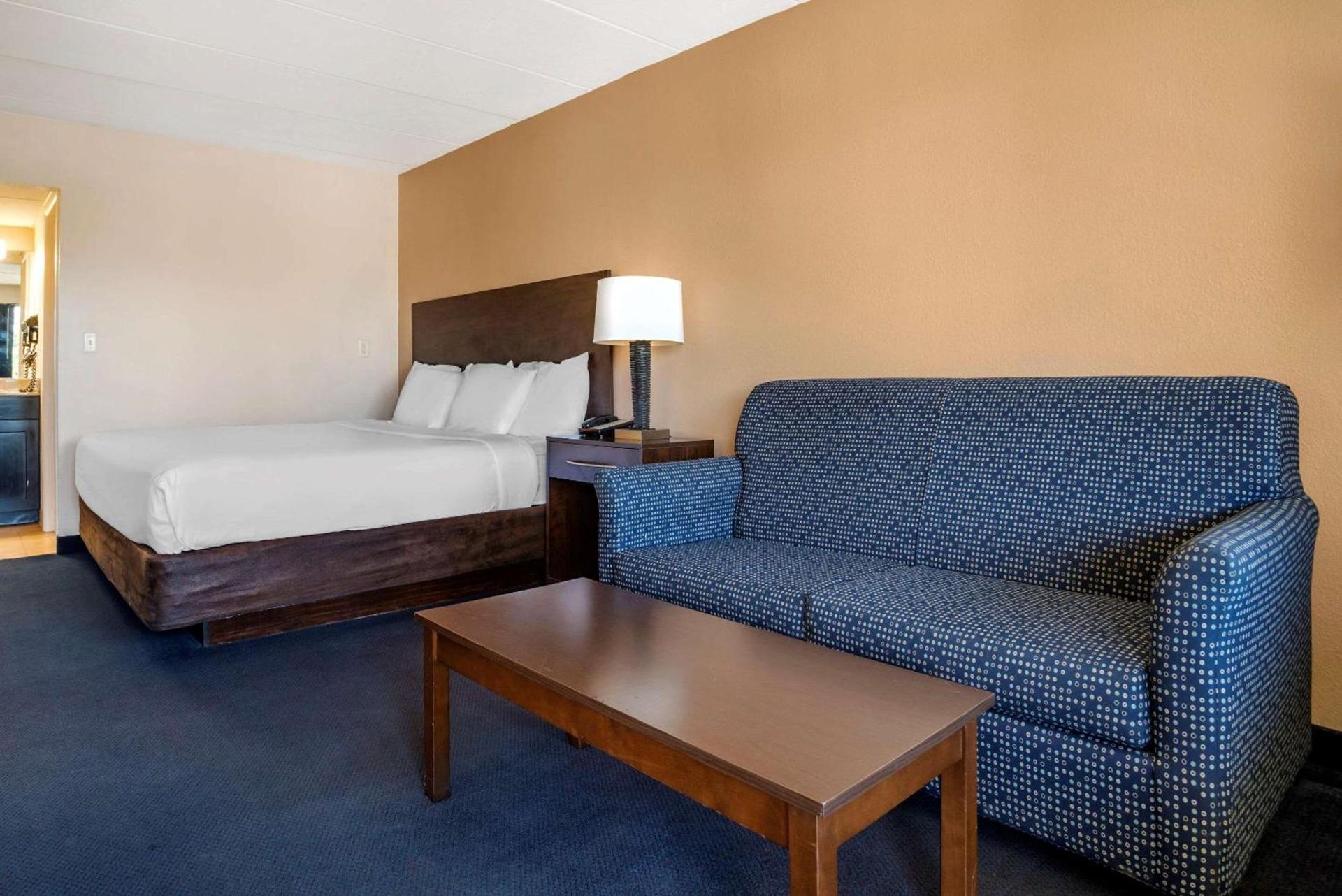 Econo Lodge Inn & Suites Rehoboth Beach photo 6