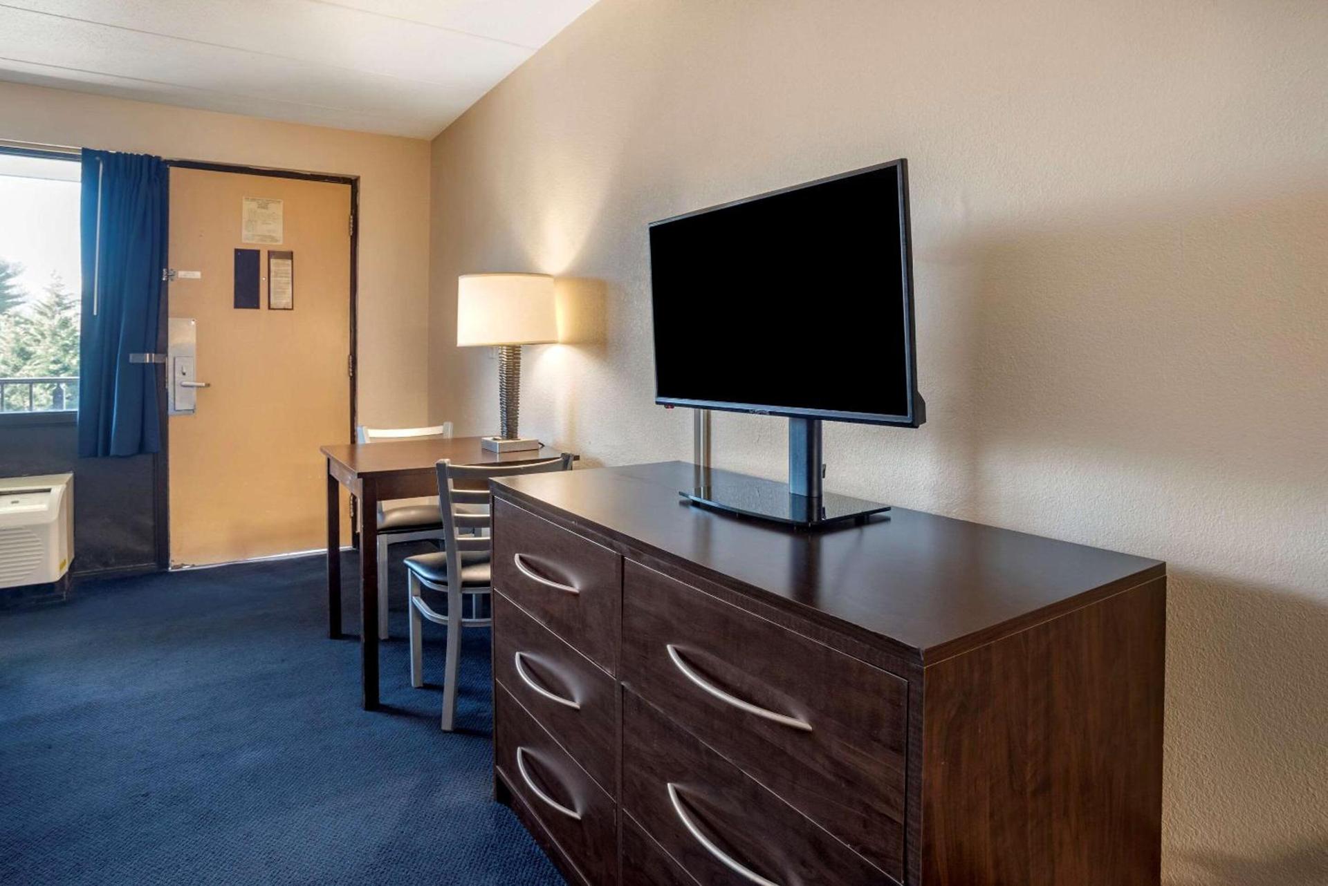 Econo Lodge Inn & Suites Rehoboth Beach photo 7