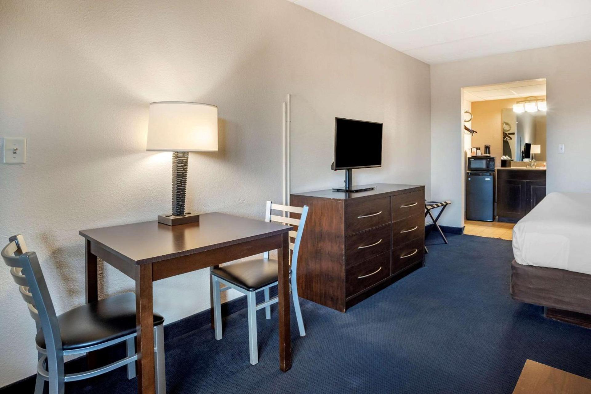 Econo Lodge Inn & Suites Rehoboth Beach photo 8