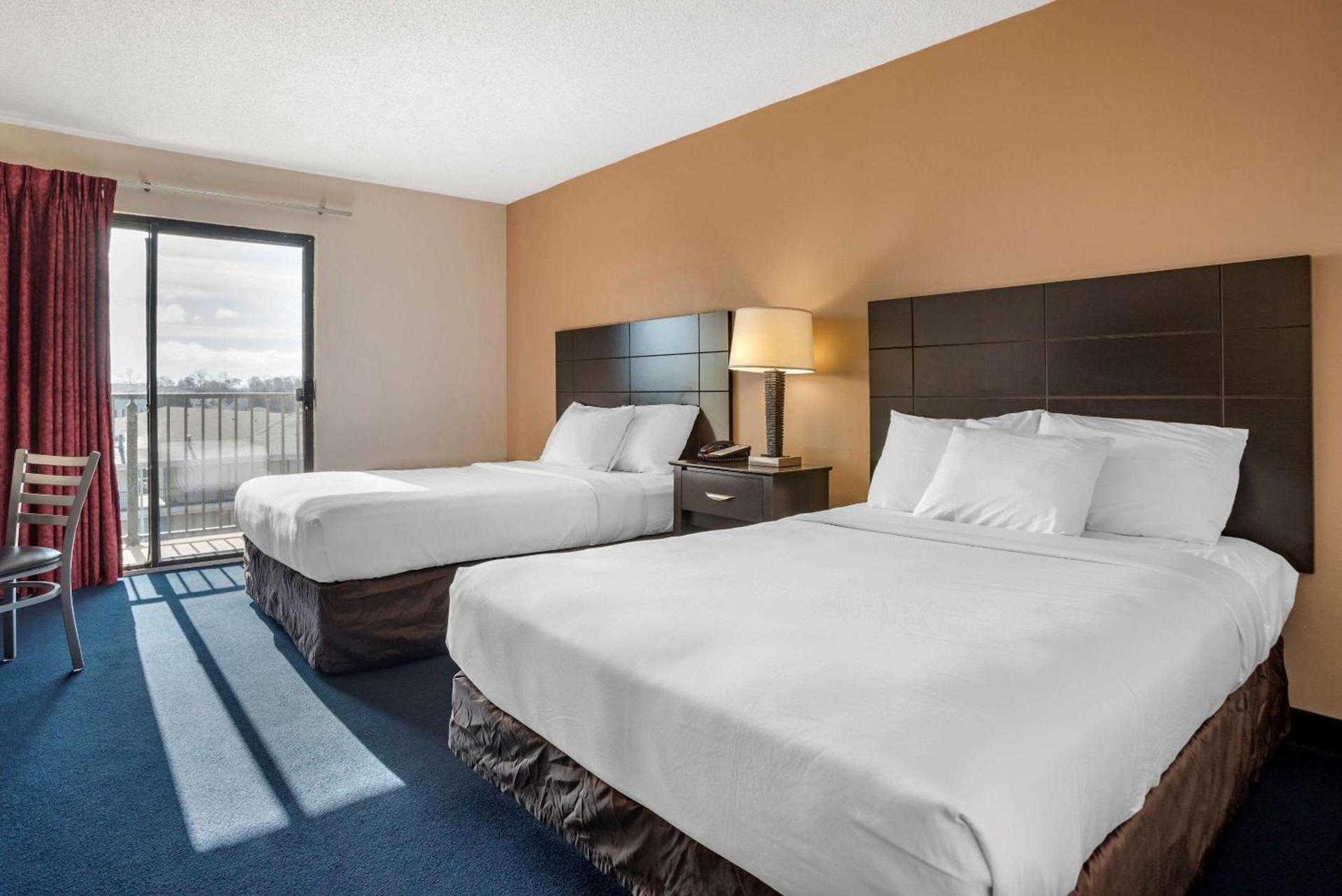 Econo Lodge Inn & Suites Rehoboth Beach photo 10
