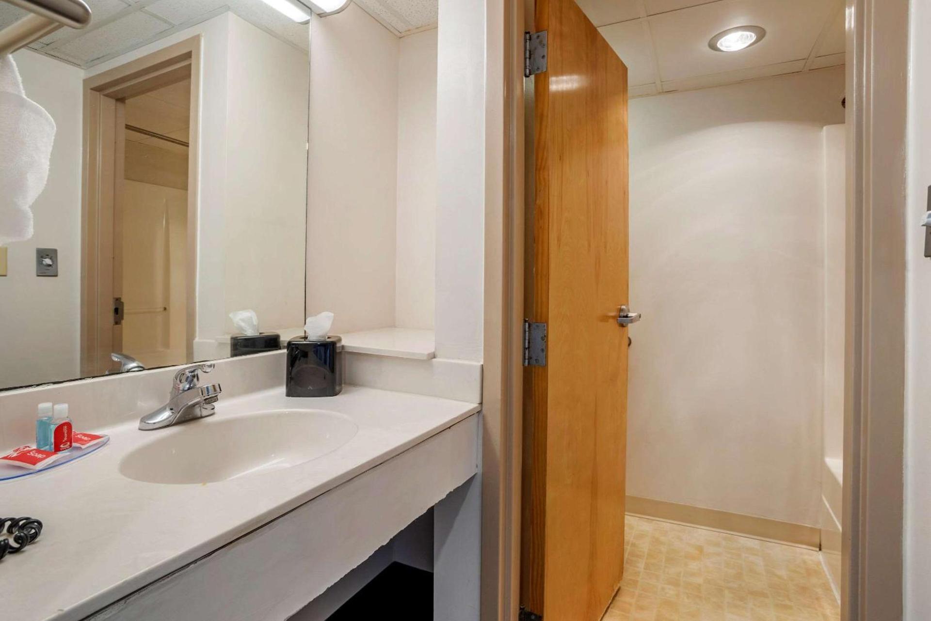 Econo Lodge Inn & Suites Rehoboth Beach photo 13