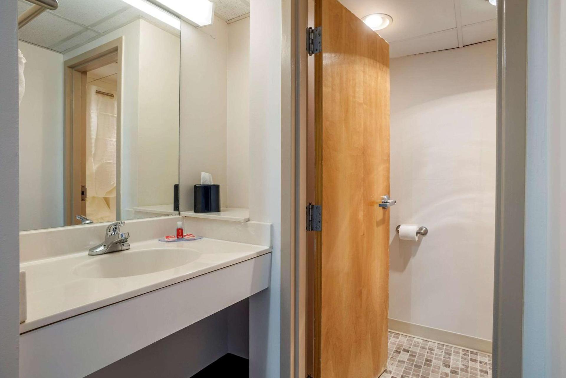 Econo Lodge Inn & Suites Rehoboth Beach photo 17