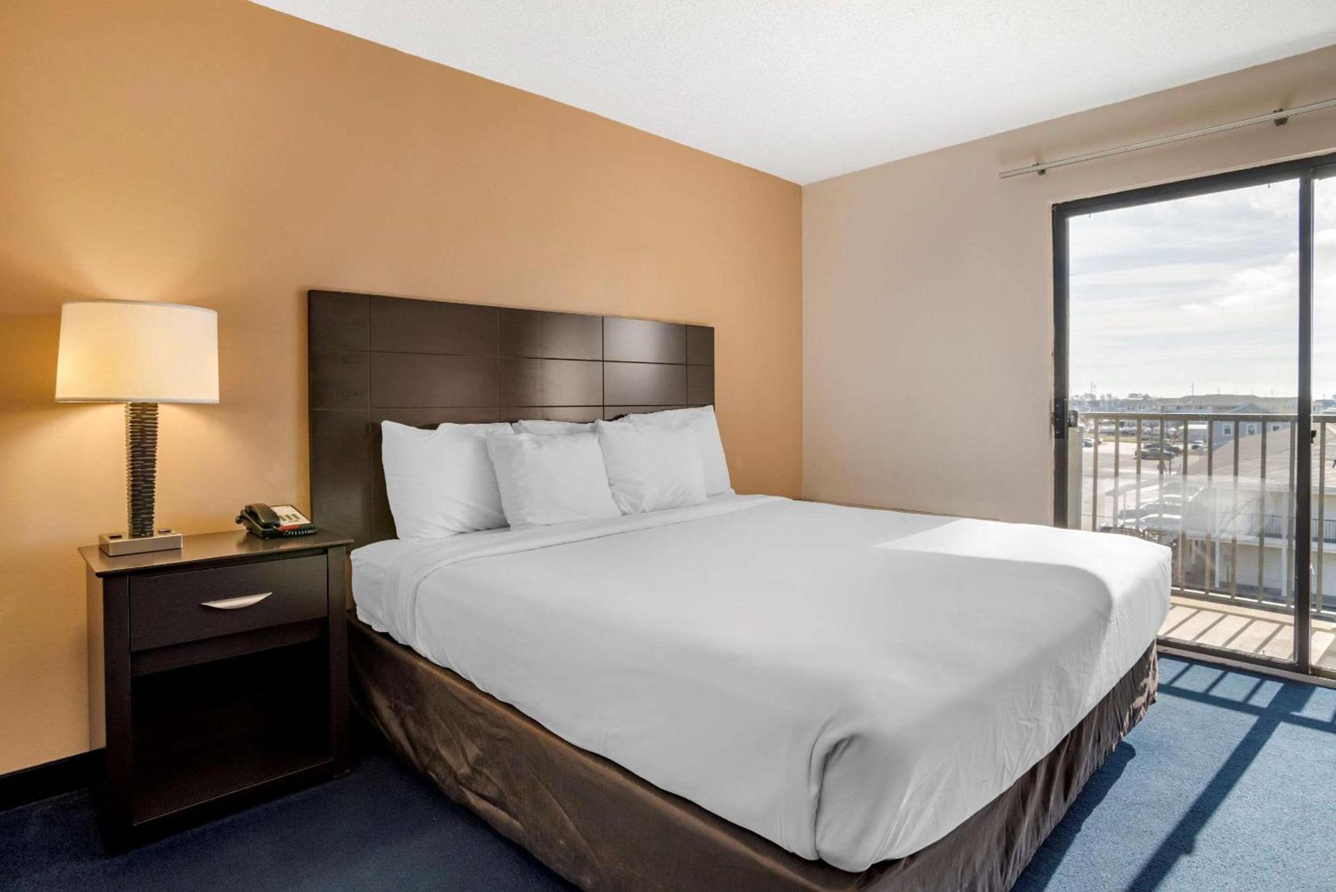 Econo Lodge Inn & Suites Rehoboth Beach photo 18