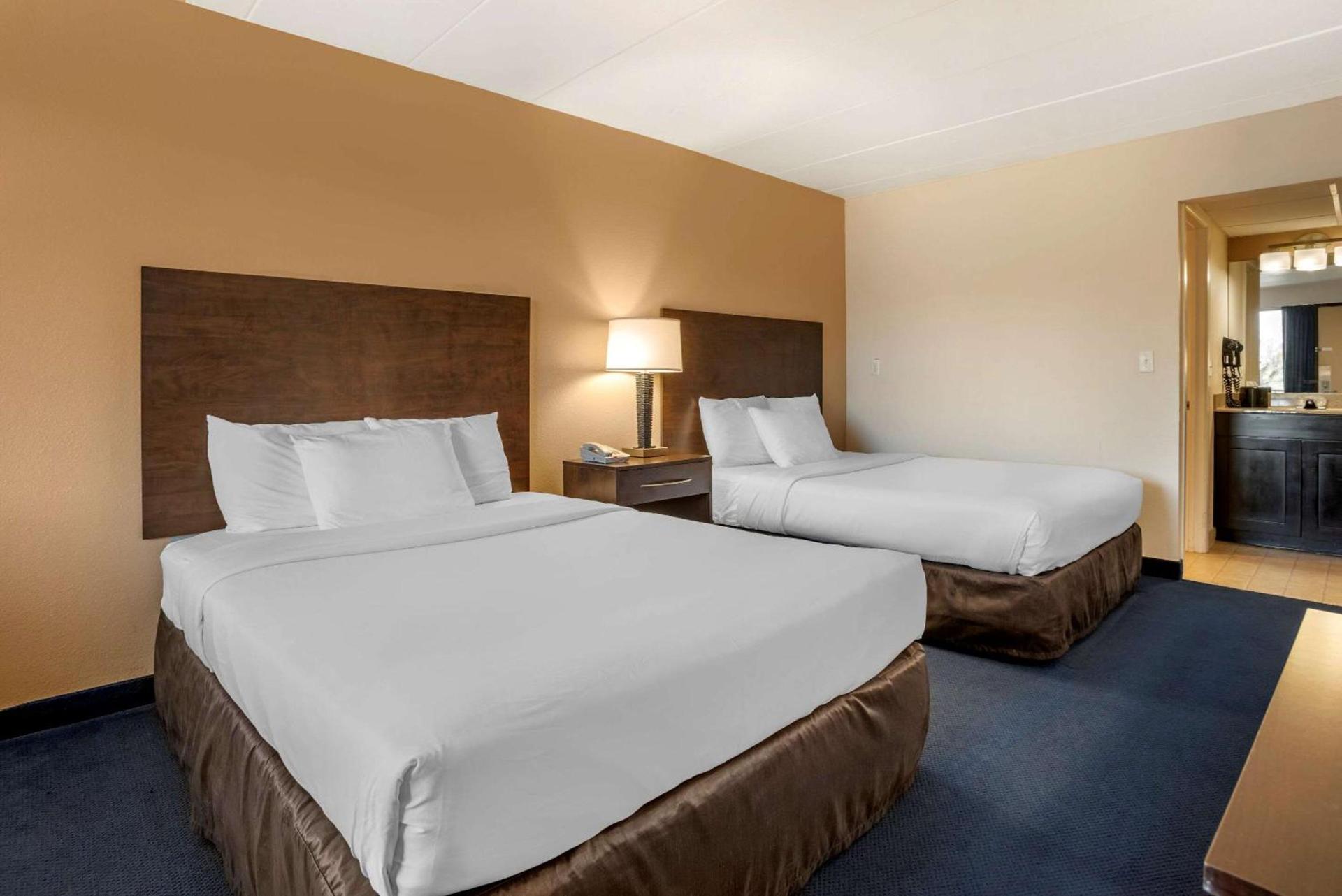Econo Lodge Inn & Suites Rehoboth Beach photo 22