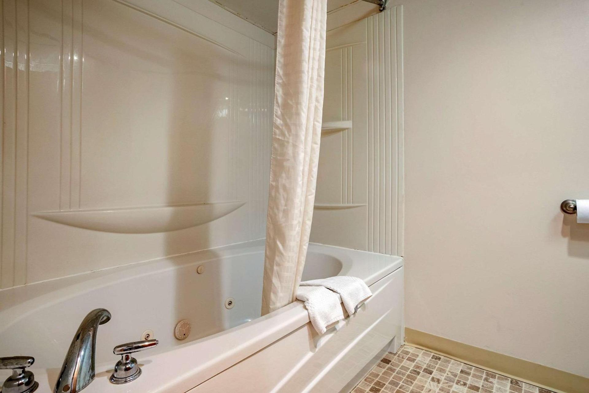 Econo Lodge Inn & Suites Rehoboth Beach photo 28