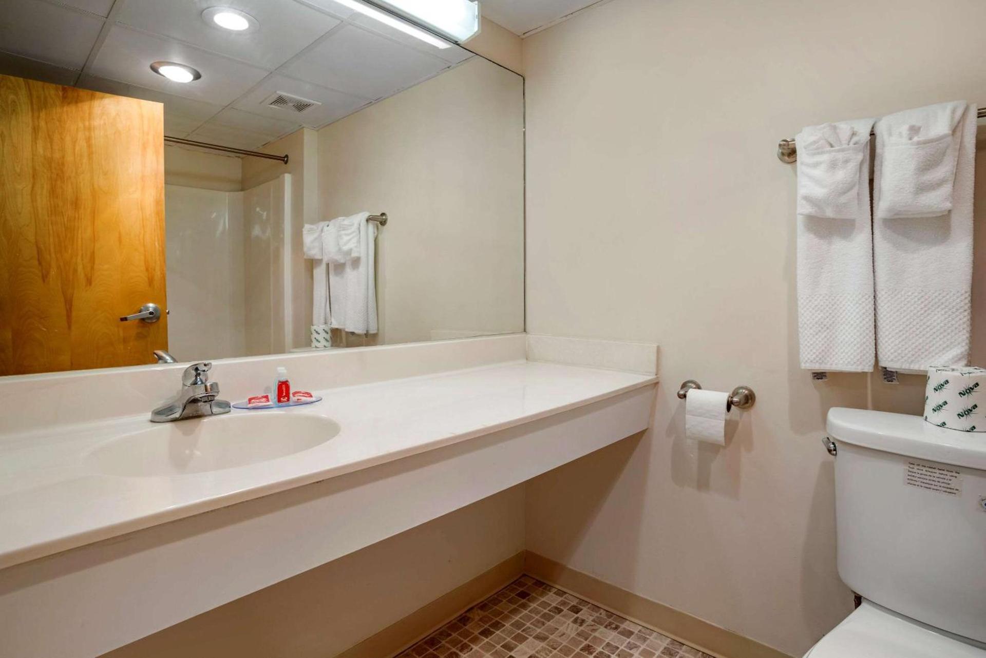 Econo Lodge Inn & Suites Rehoboth Beach photo 29