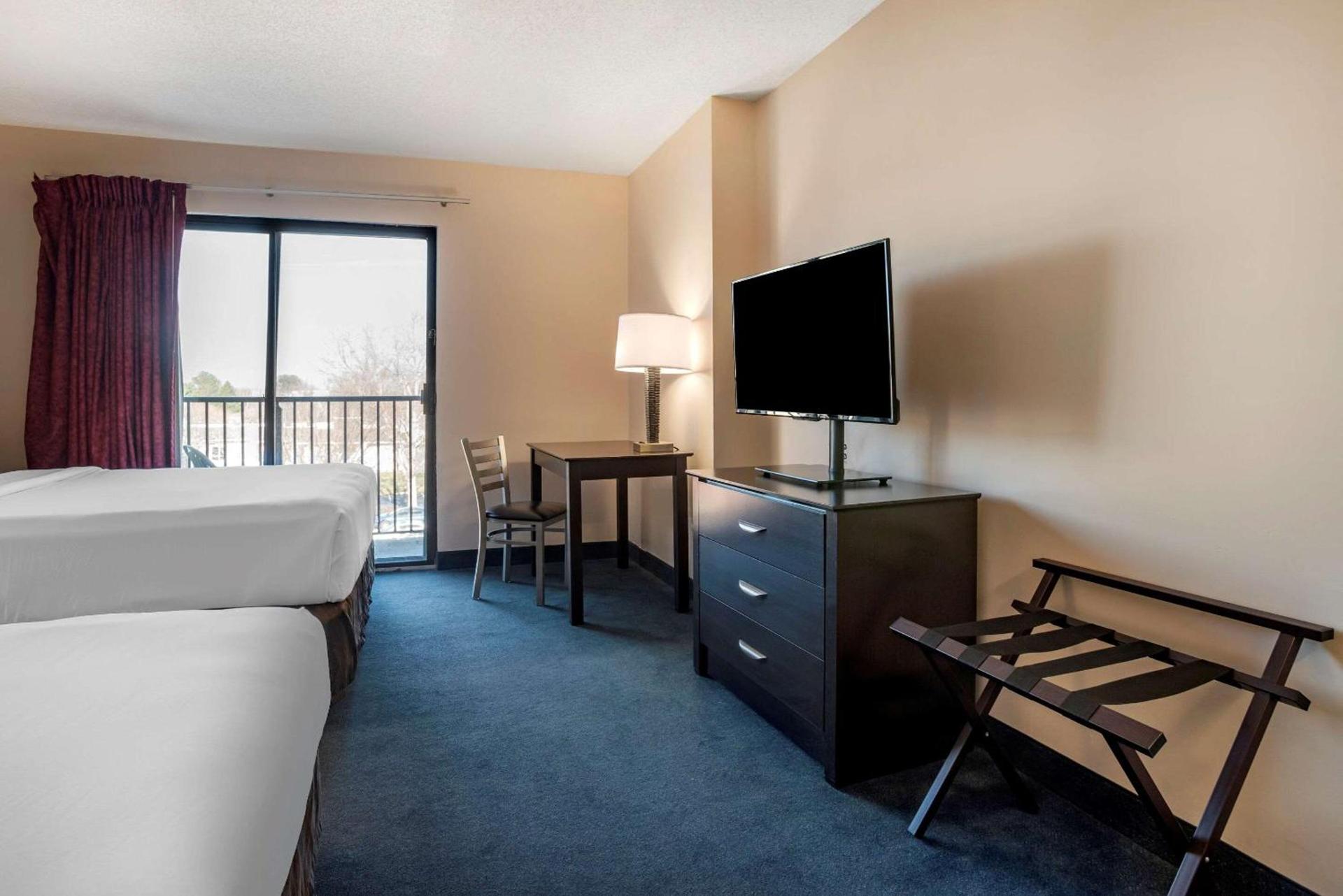 Econo Lodge Inn & Suites Rehoboth Beach photo 32