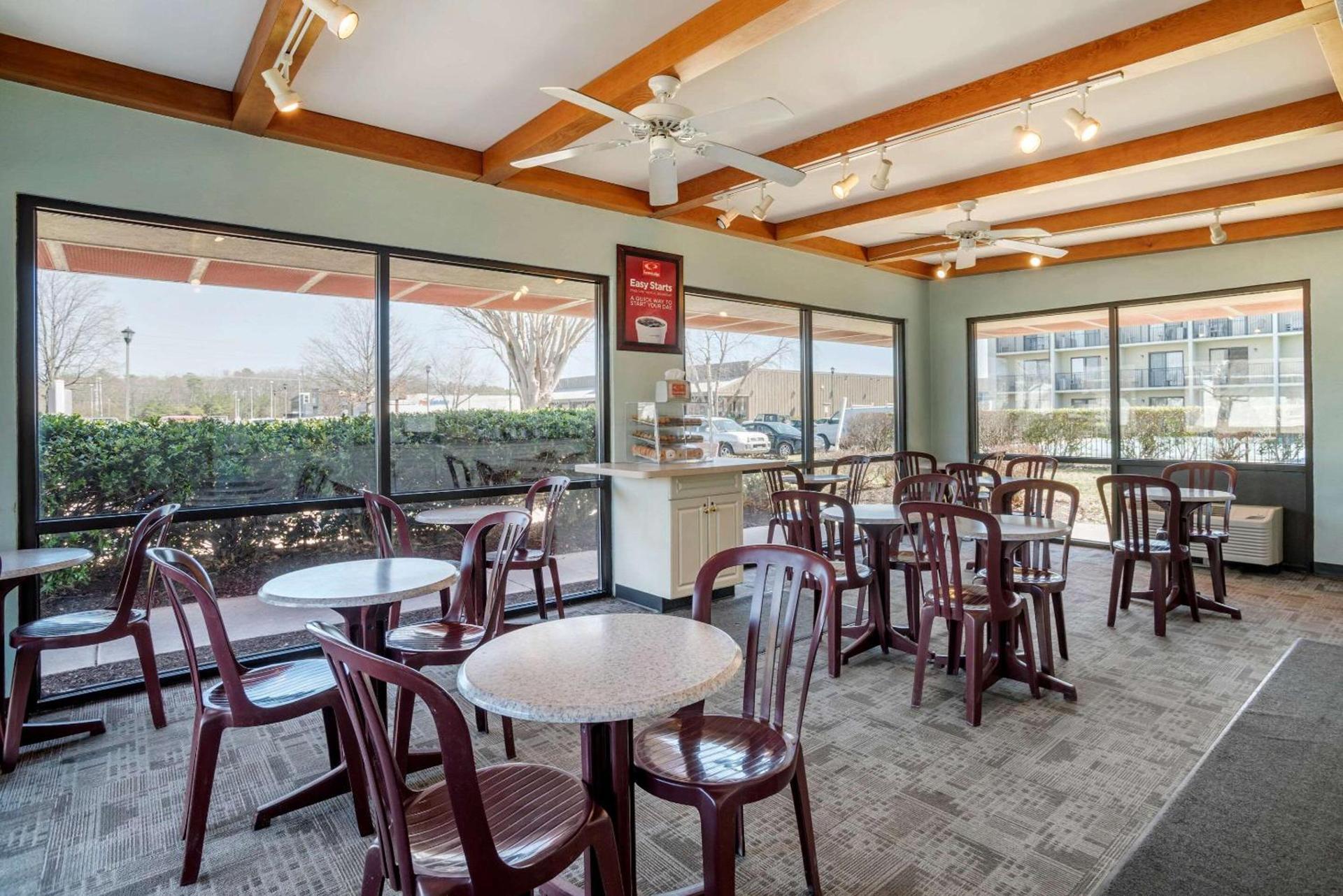 Econo Lodge Inn & Suites Rehoboth Beach photo 35