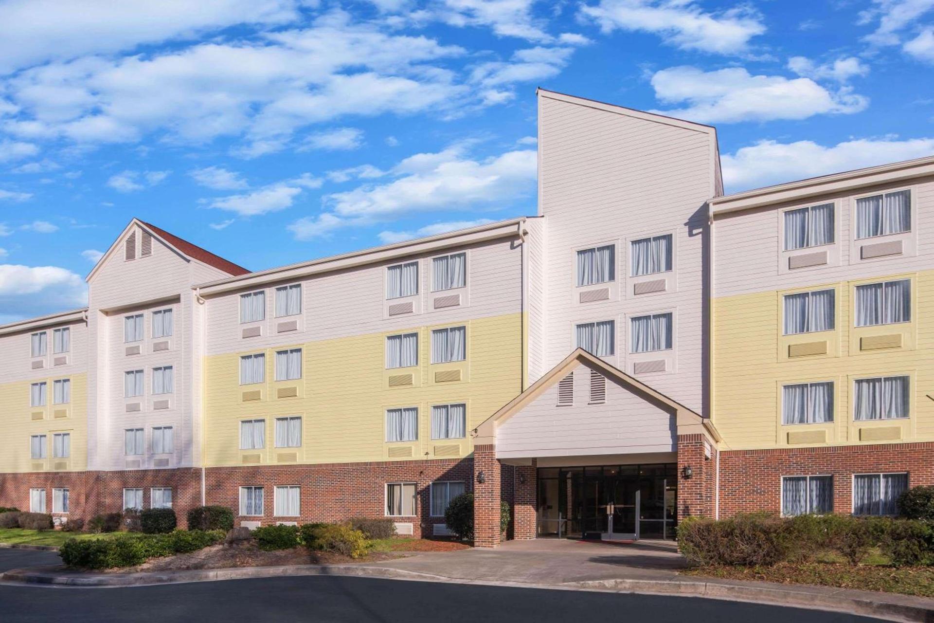 Days Inn by Wyndham Macon I-75 North photo 1