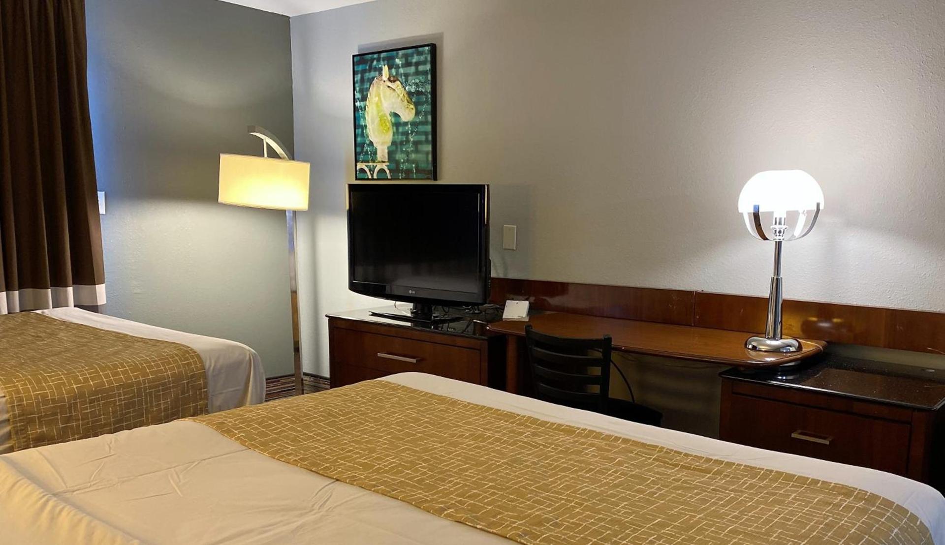 Travelodge by Wyndham Bloomington photo 25