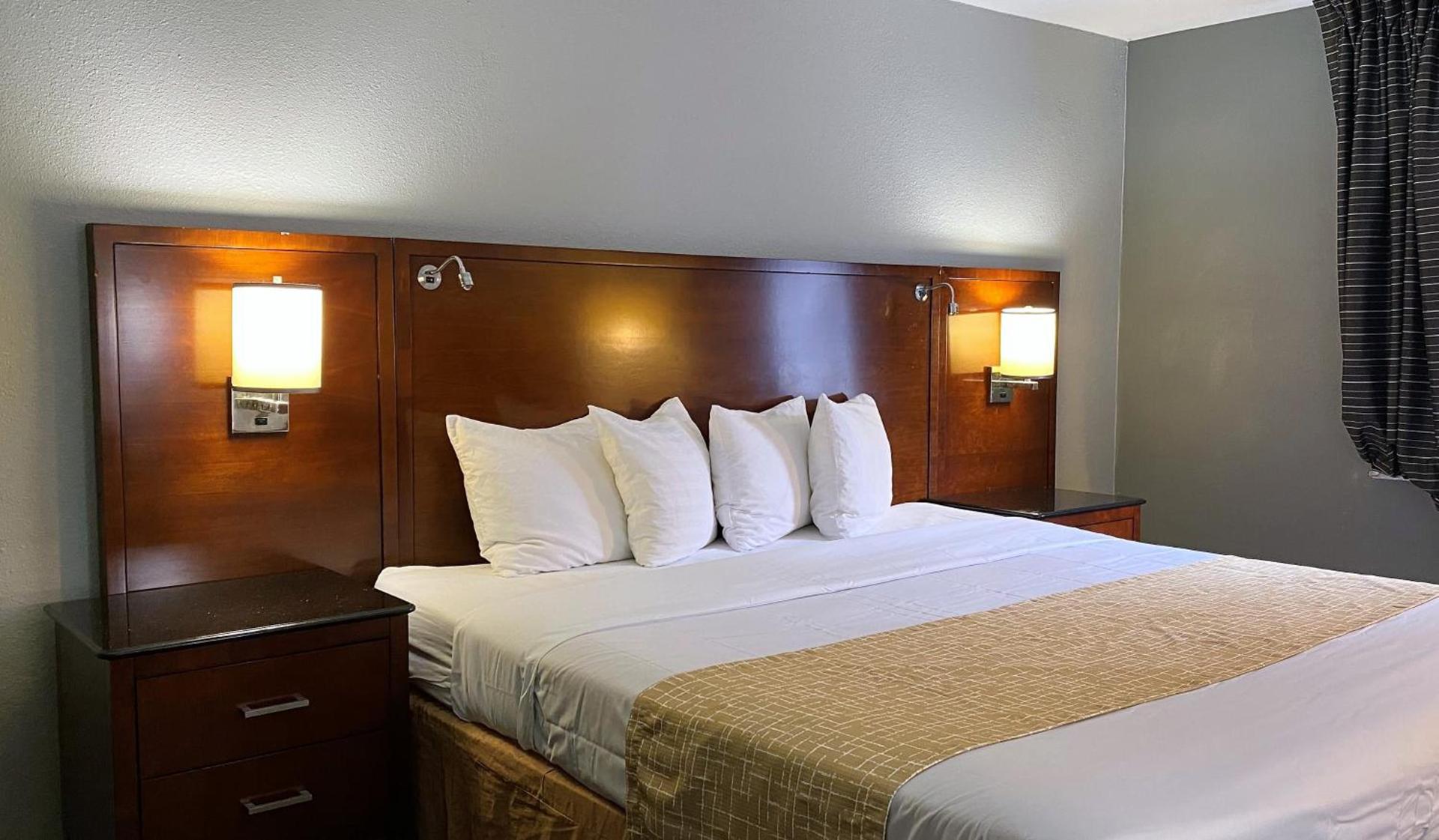Travelodge by Wyndham Bloomington photo 24