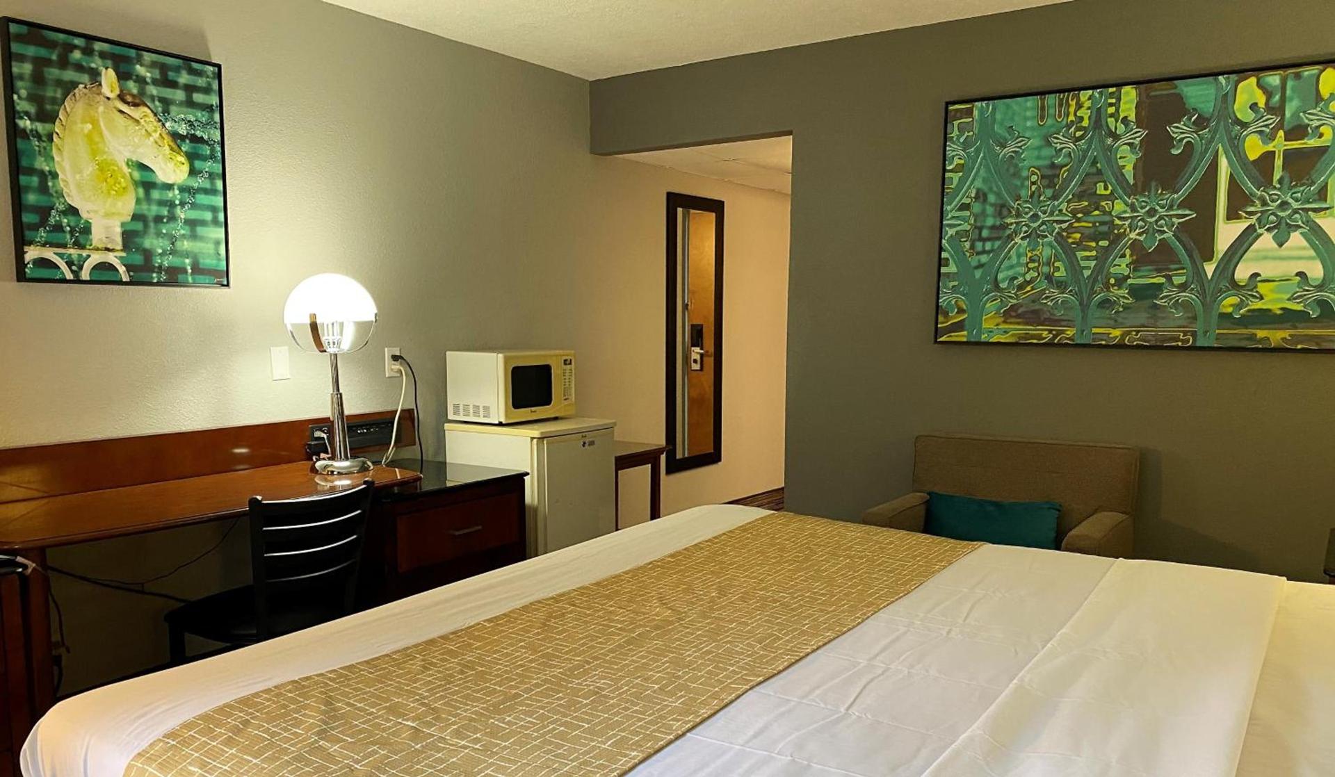 Travelodge by Wyndham Bloomington photo 30
