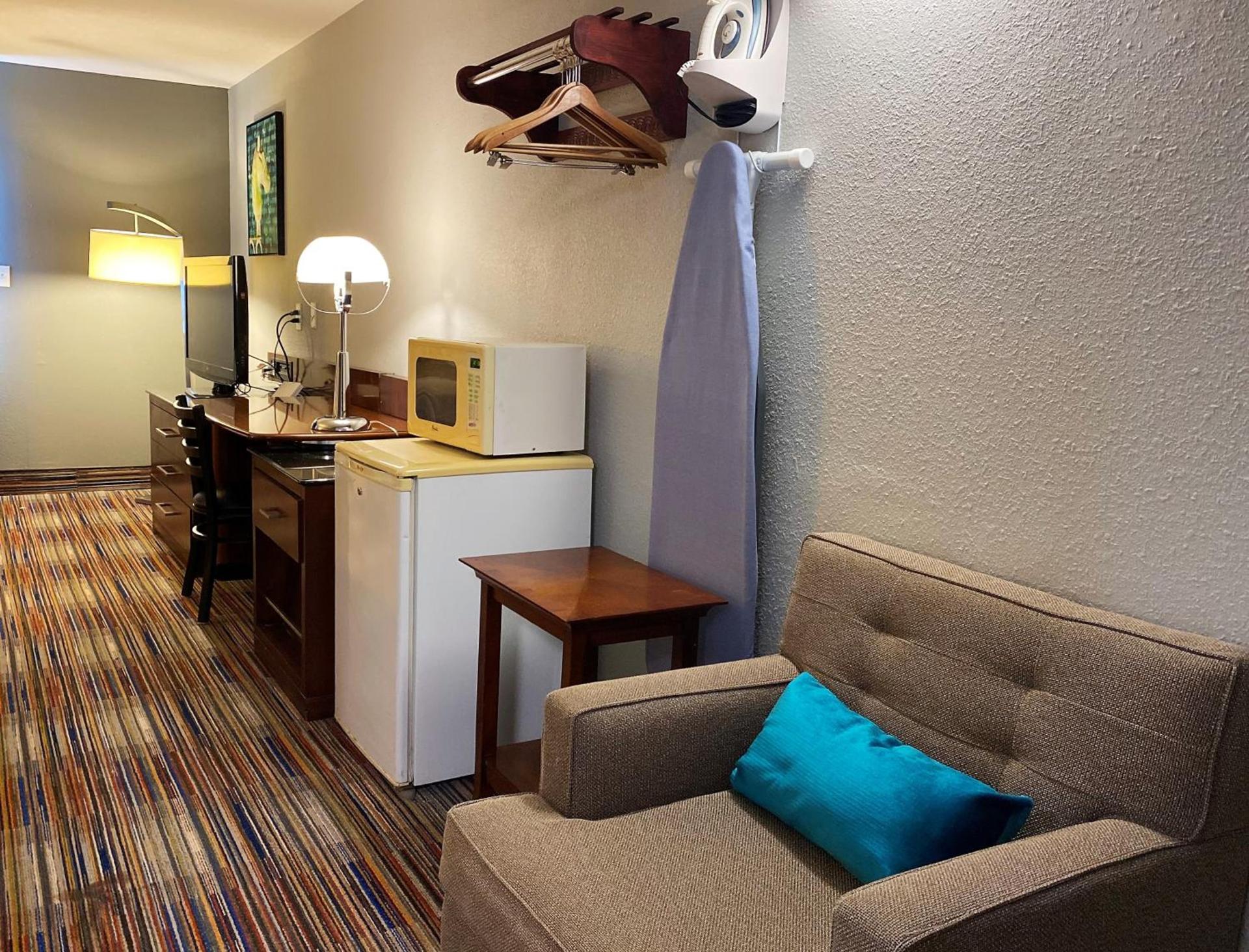 Travelodge by Wyndham Bloomington photo 38