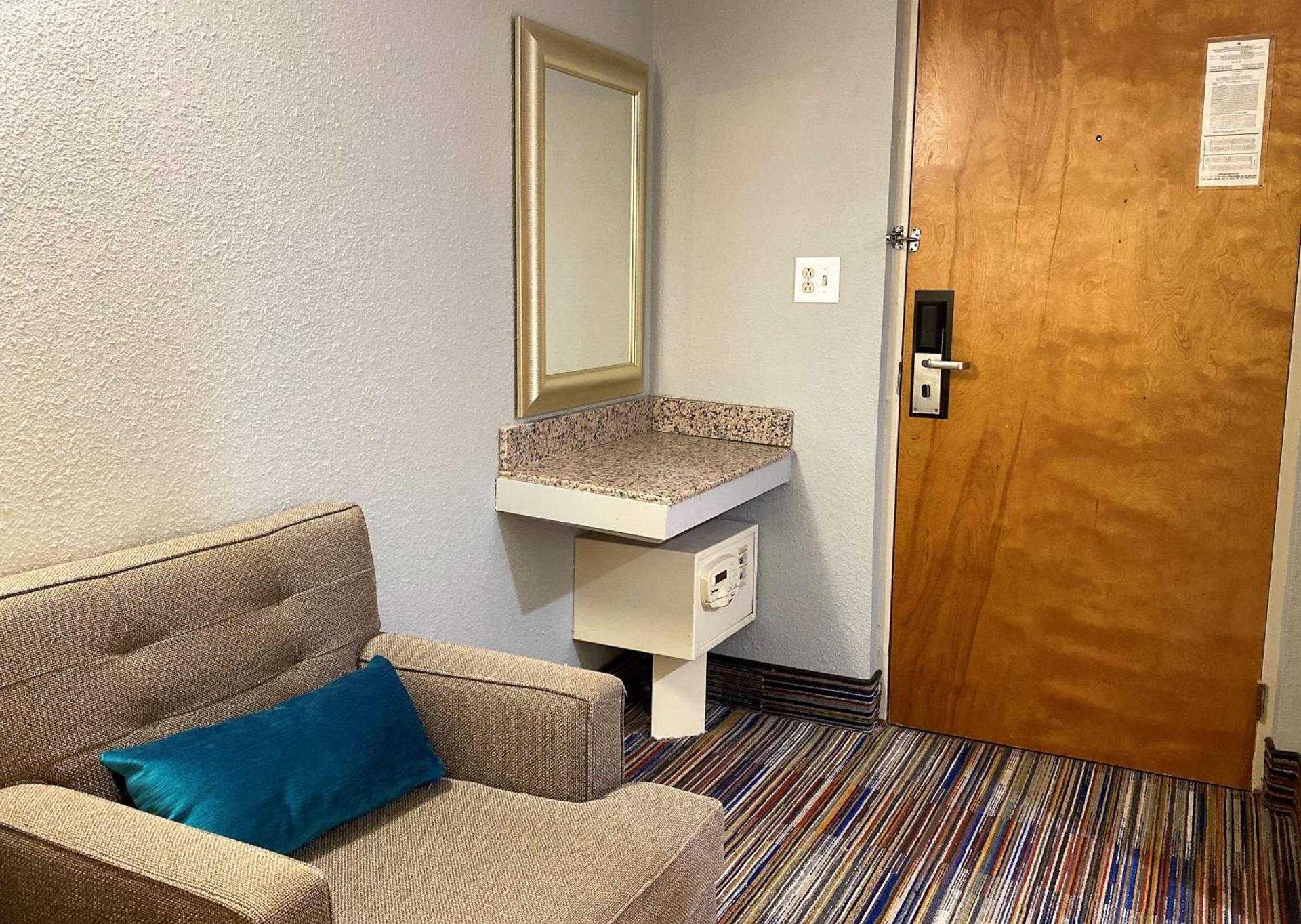 Travelodge by Wyndham Bloomington photo 39