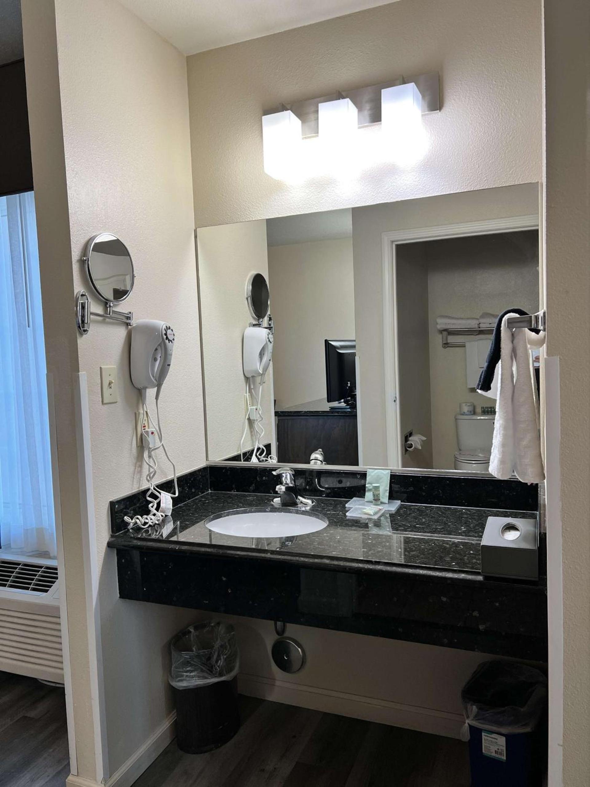 Best Western Americana photo 24