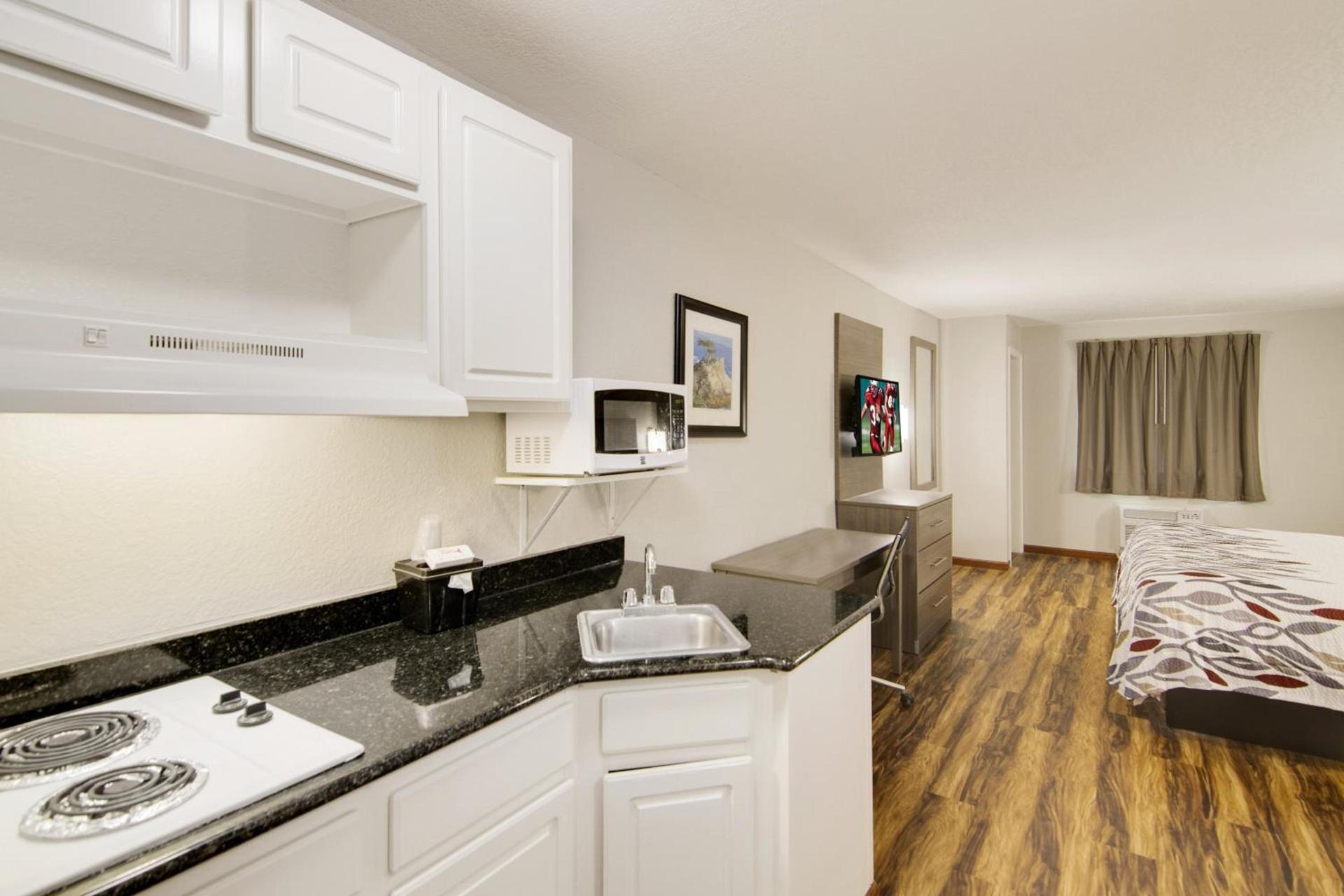 Red Roof Inn & Suites Pensacola-NAS Corry photo 18