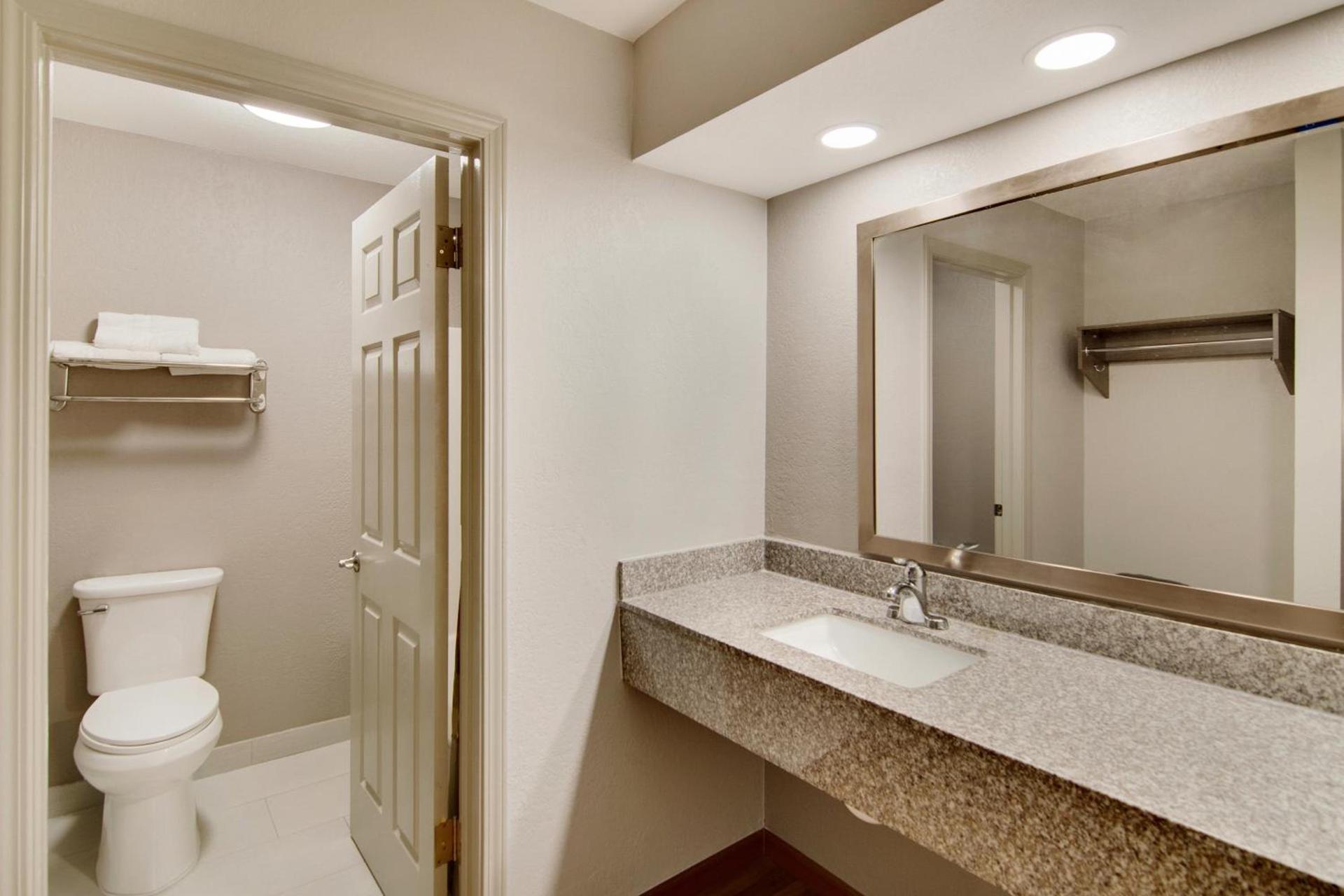 Red Roof Inn & Suites Pensacola-NAS Corry photo 32