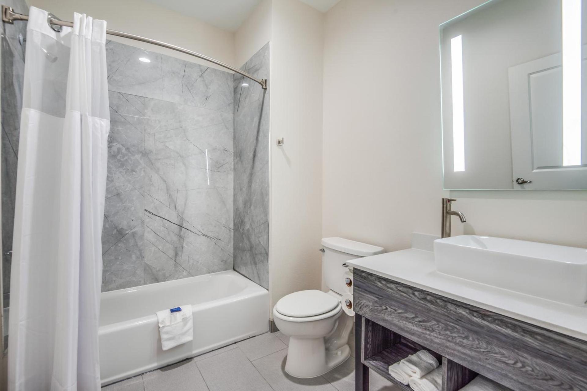 Americas Best Value Inn & Suites Houston at Hwy 6 photo 9