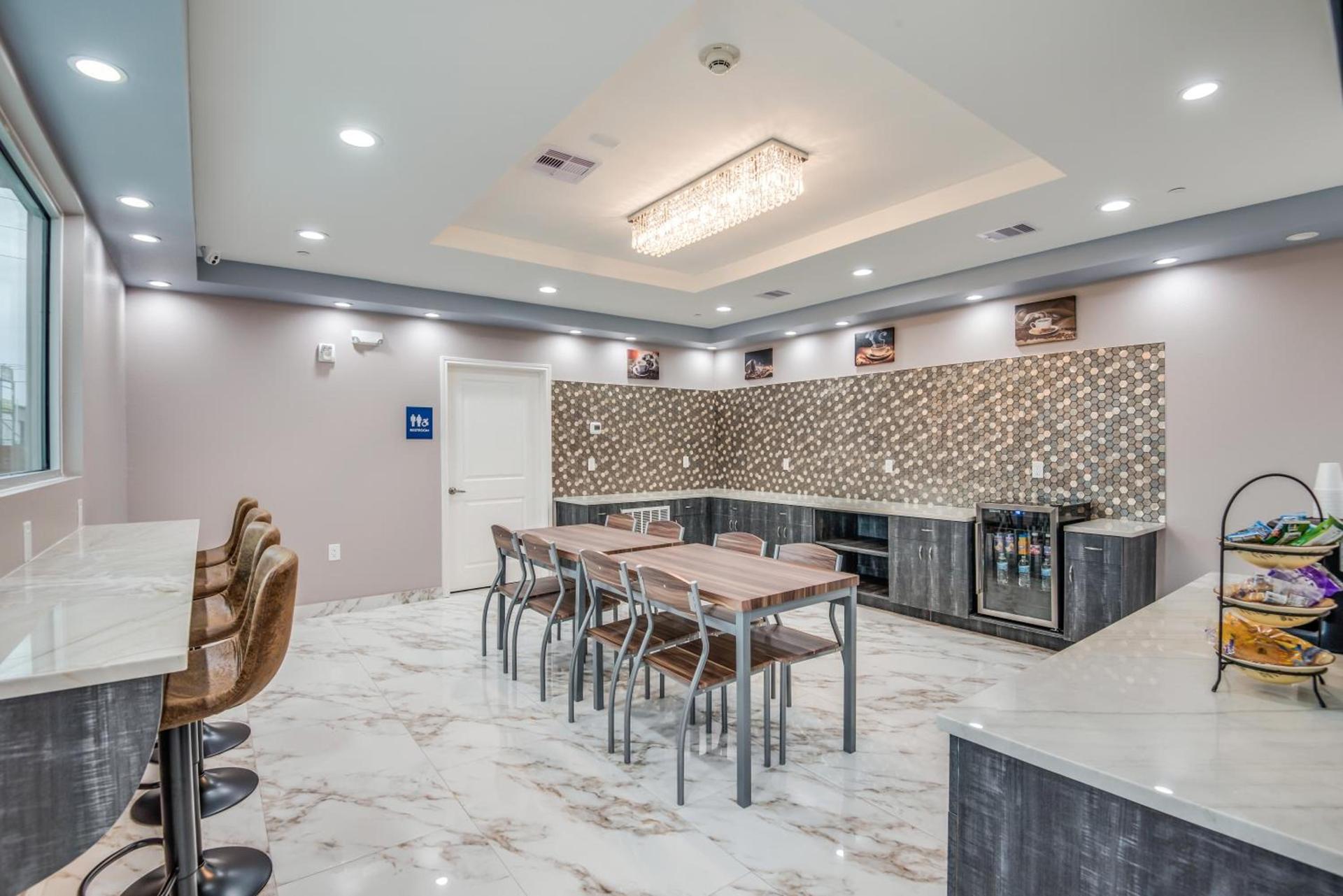 Americas Best Value Inn & Suites Houston at Hwy 6 photo 14
