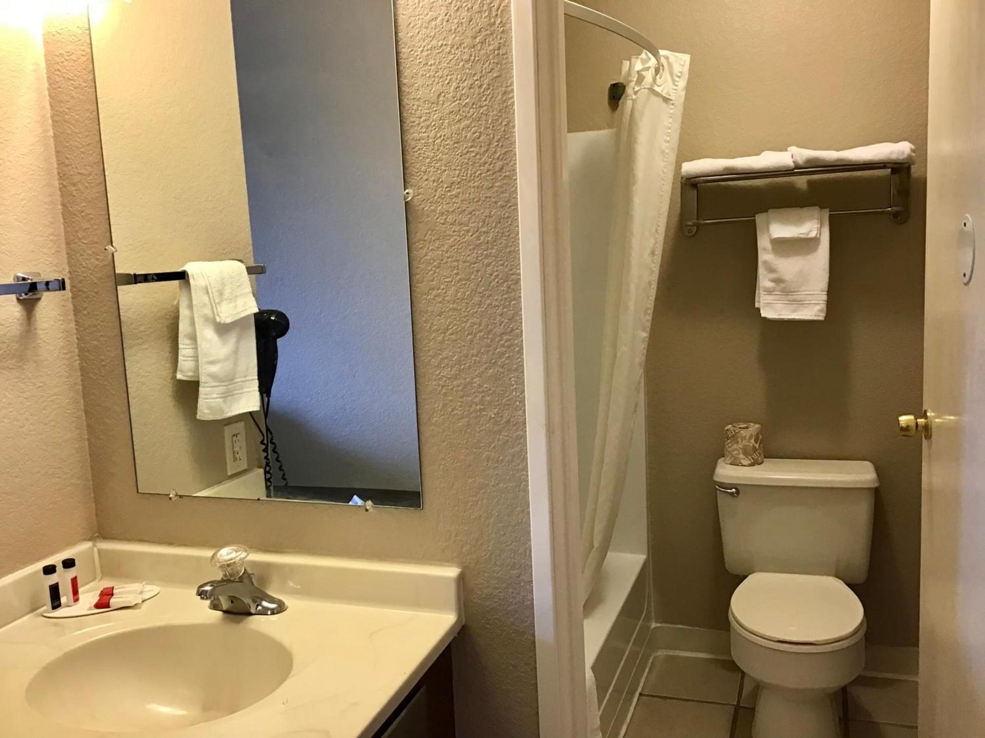 Super 8 by Wyndham Helena photo 26