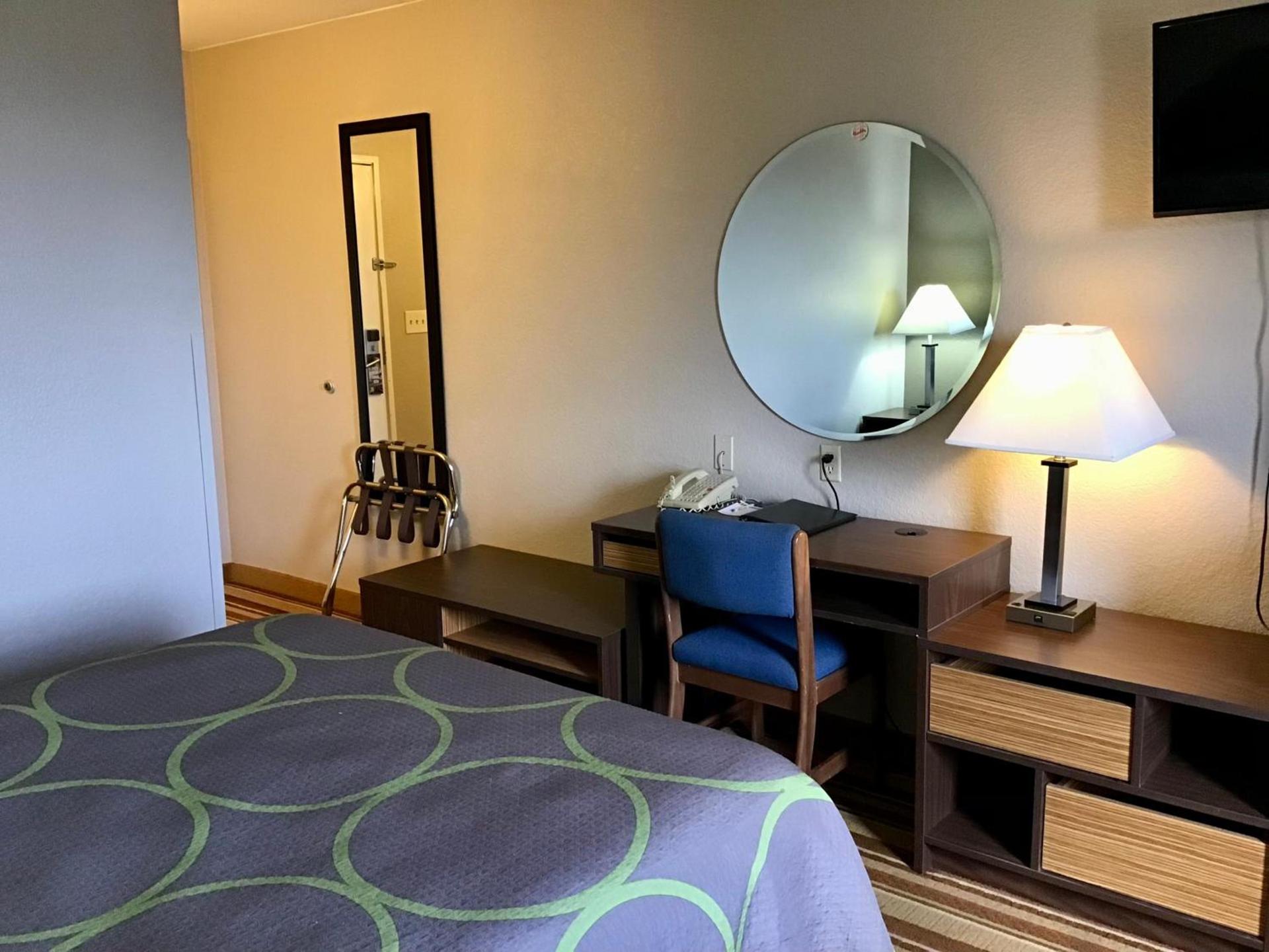 Super 8 by Wyndham Helena photo 27