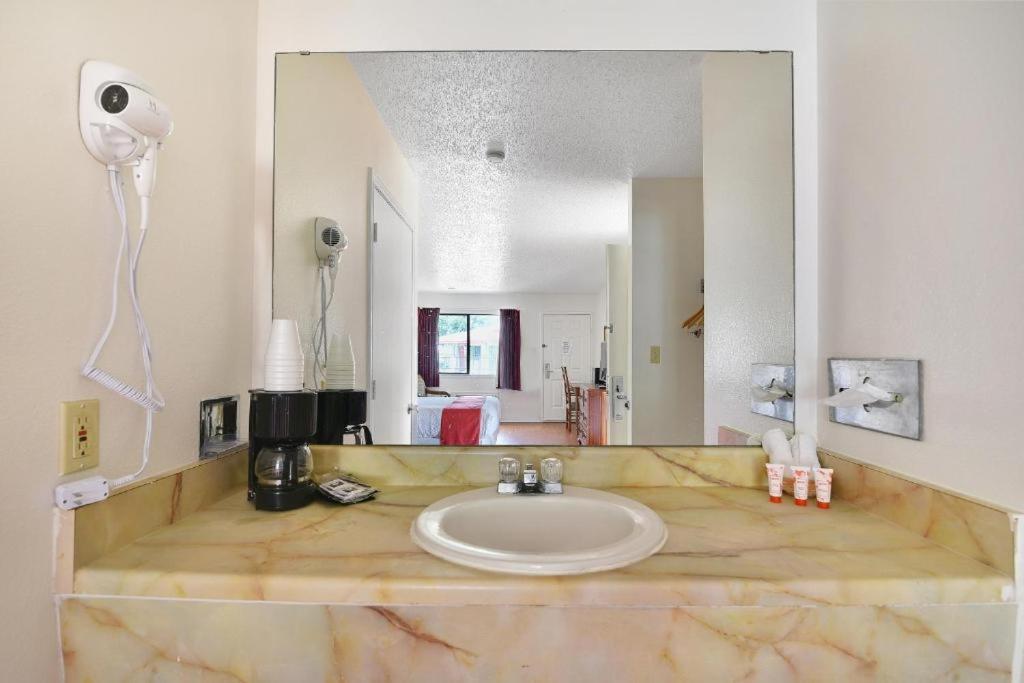 Americas Best Value Inn Lockhart TX photo 26