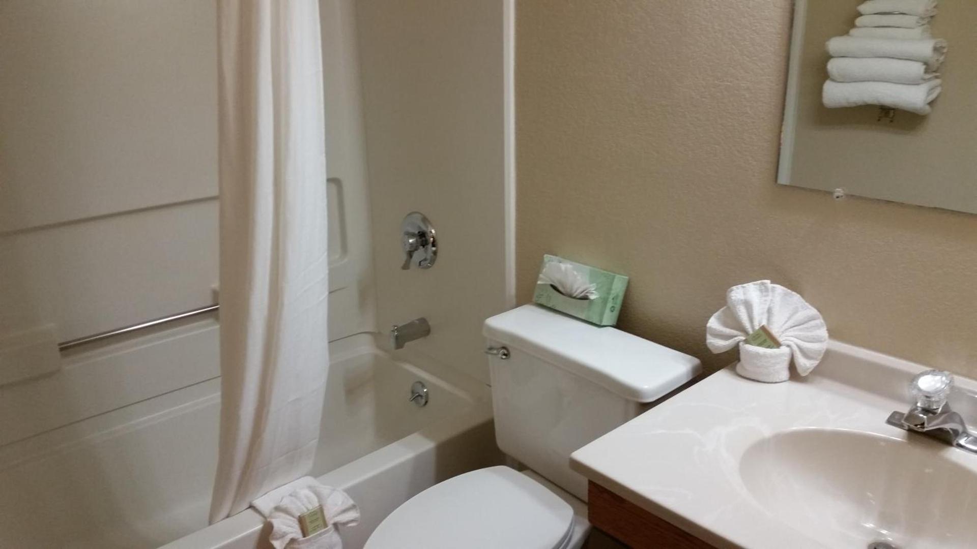 Super 8 by Wyndham Dodge City photo 26