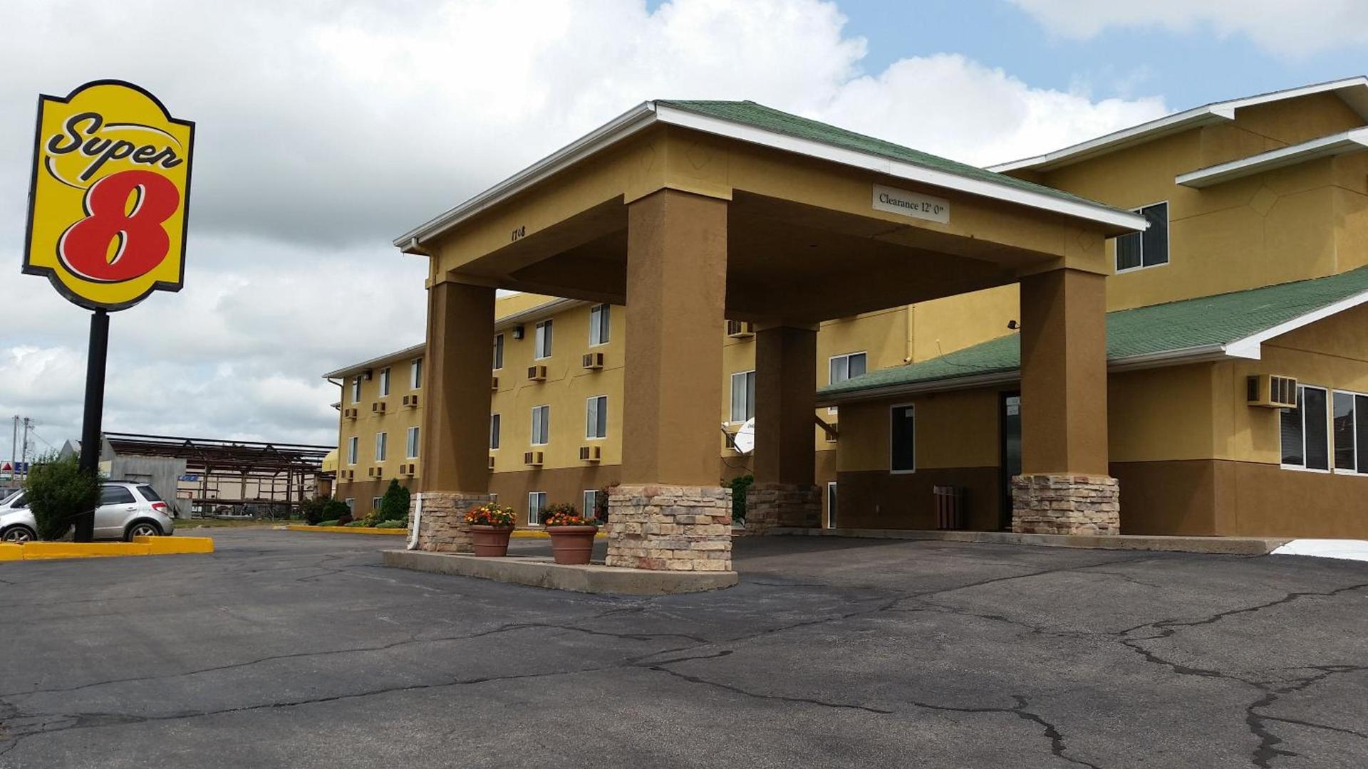 Super 8 by Wyndham Dodge City photo 28
