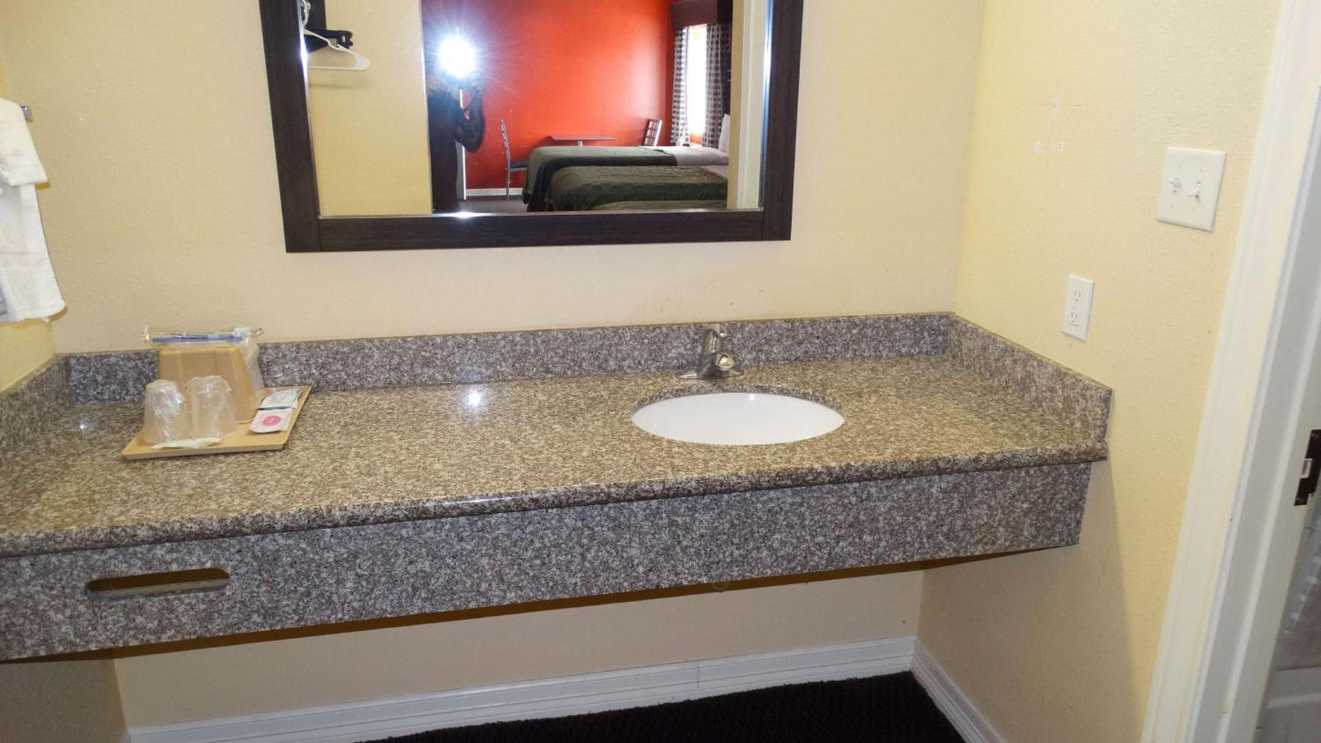 Motel 6 Houston, TX – Willowbrook Mall photo 15