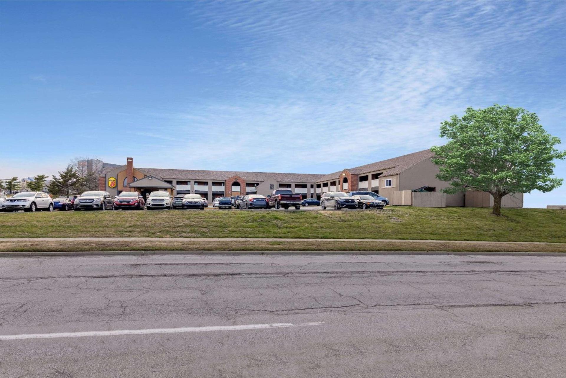 Super 8 by Wyndham Kansas City Airport North photo 2