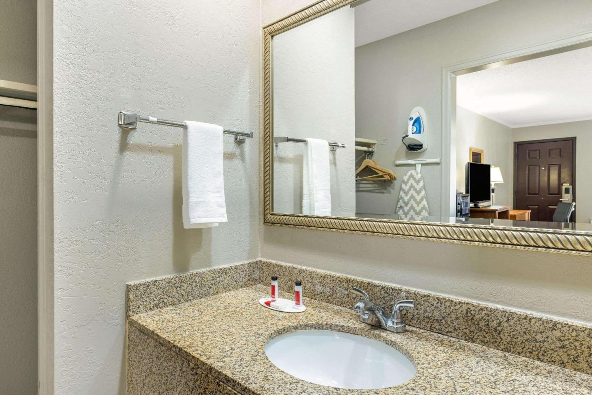 Super 8 by Wyndham Kansas City Airport North photo 21