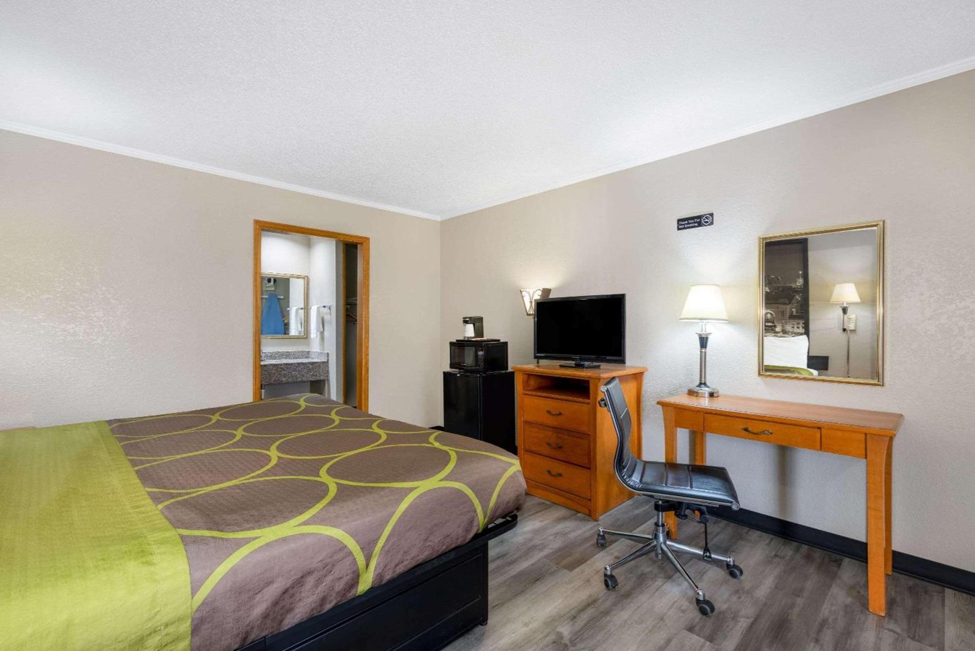 Super 8 by Wyndham Kansas City Airport North photo 8