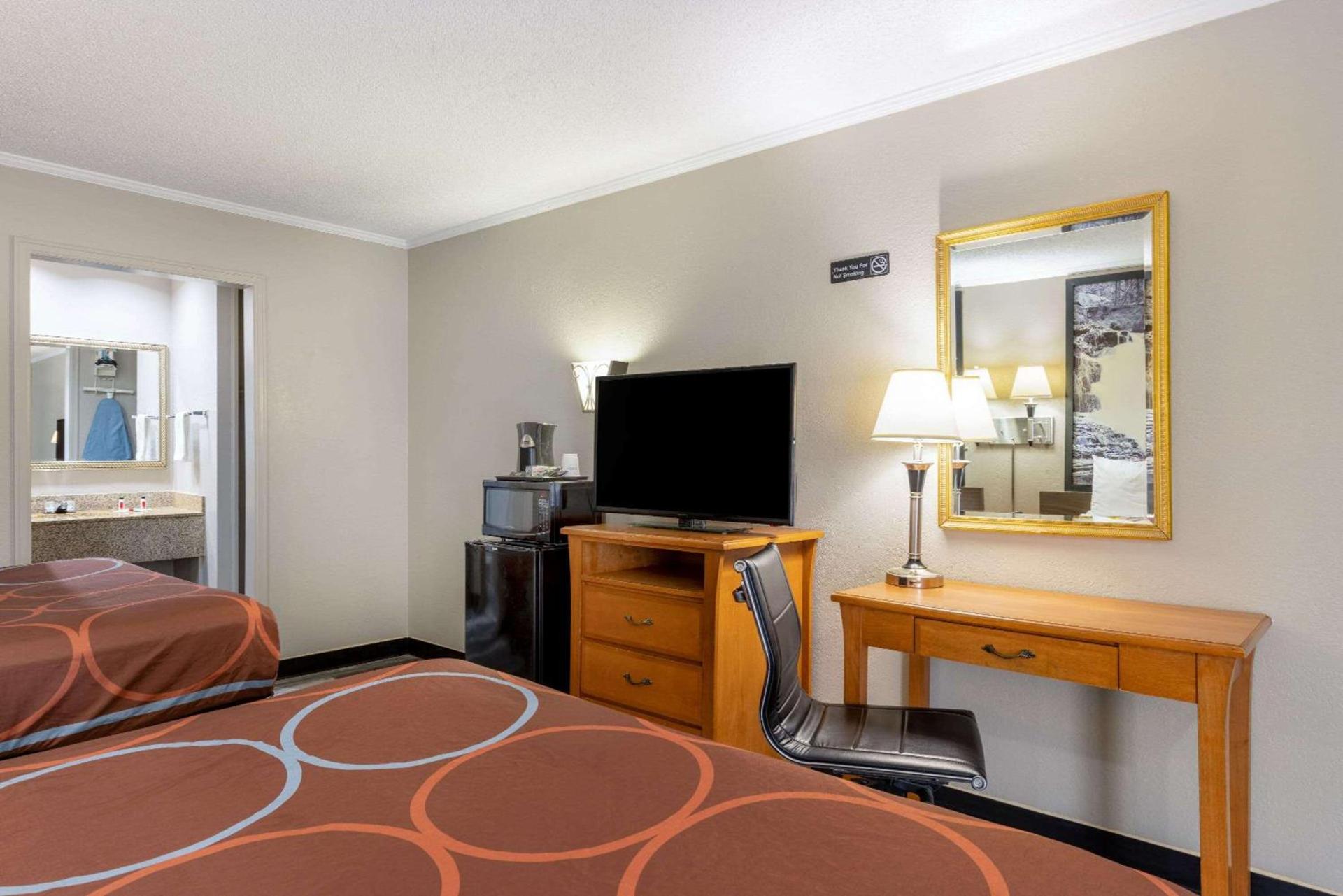 Super 8 by Wyndham Kansas City Airport North photo 14