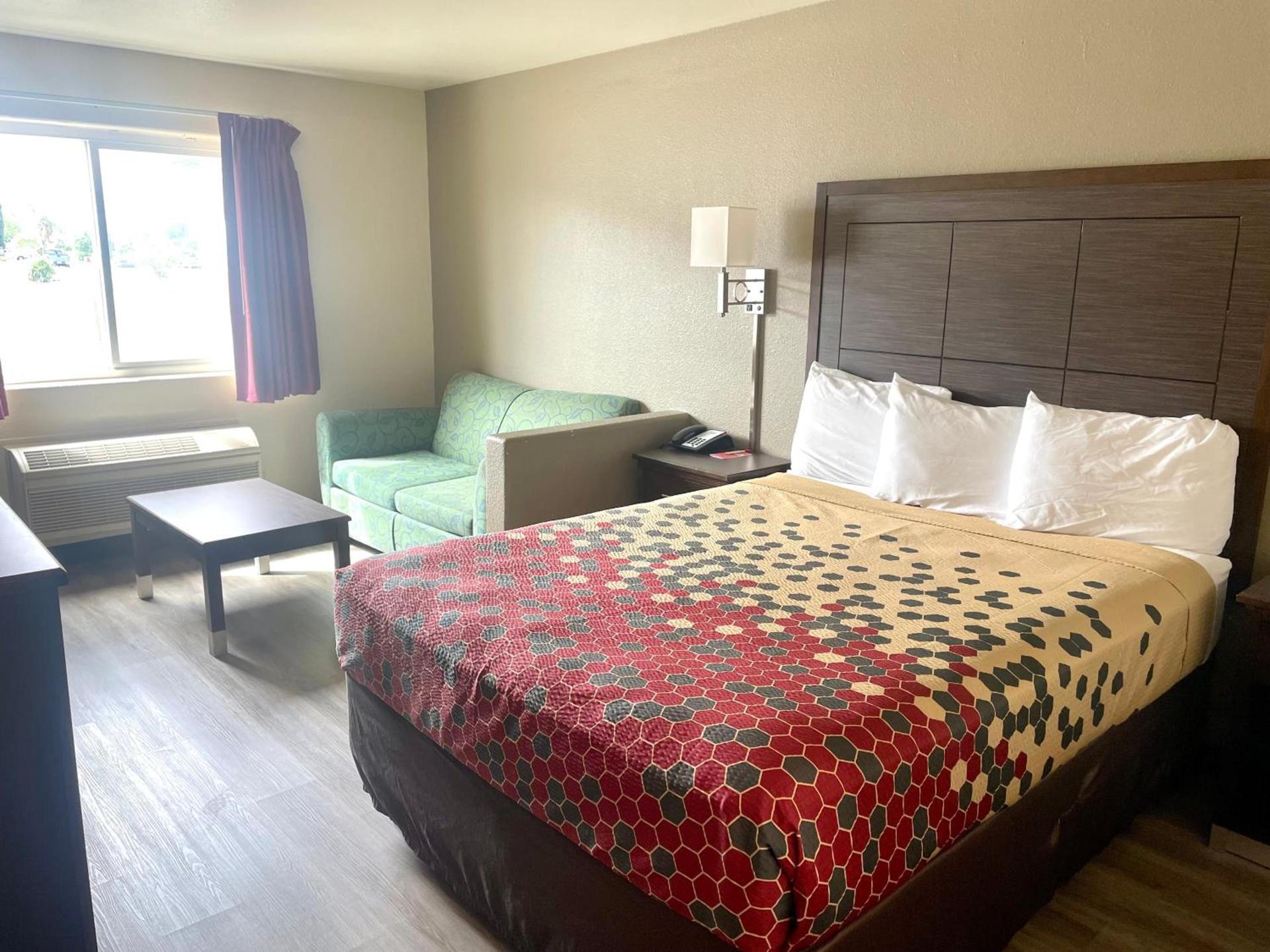 Econo Lodge Inn & Suites Corning Travel Center photo 4