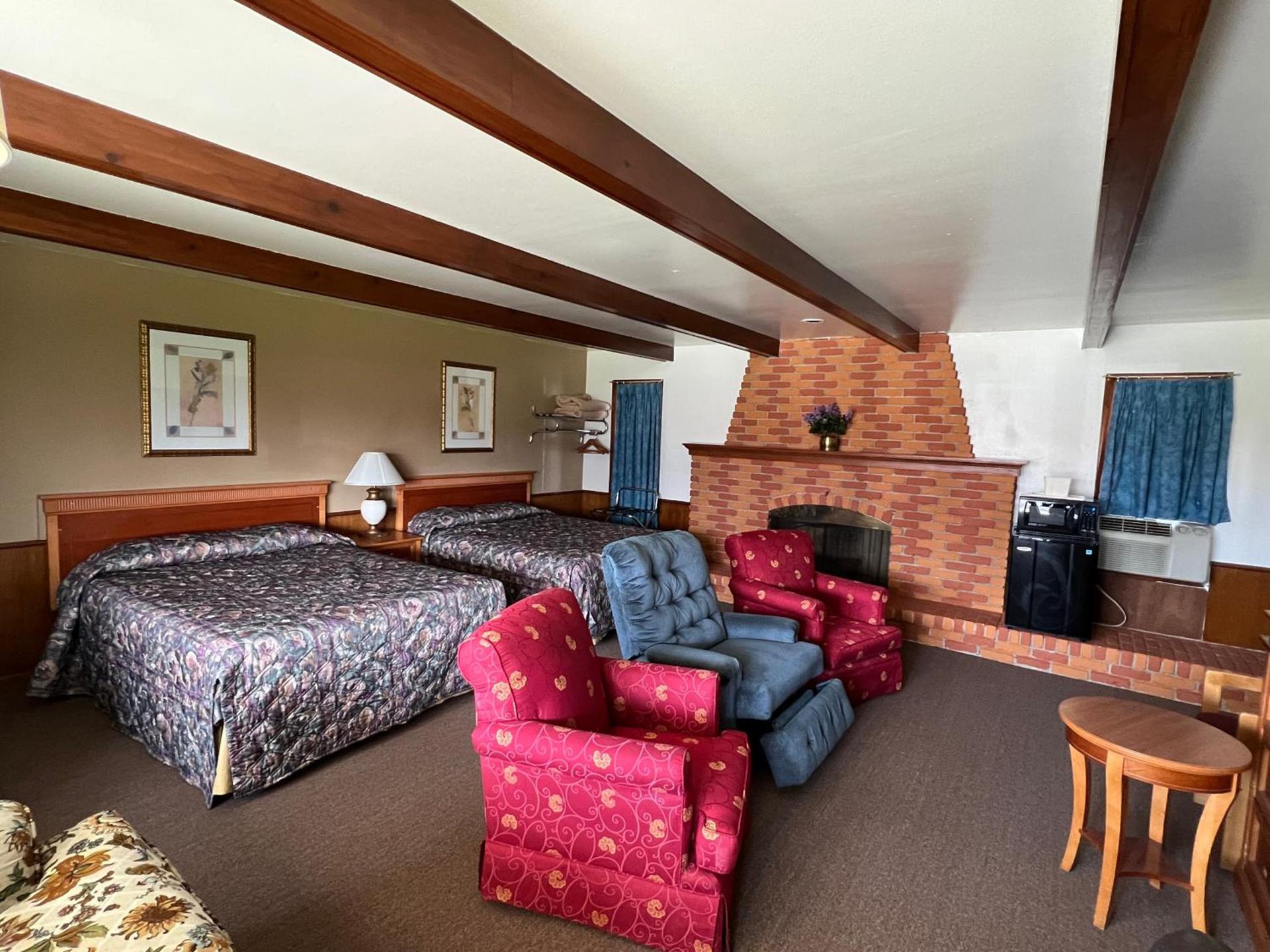 Spinning Wheel Motel photo 34