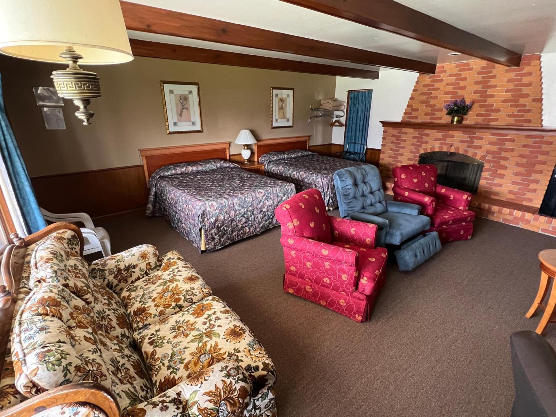 Spinning Wheel Motel photo 36