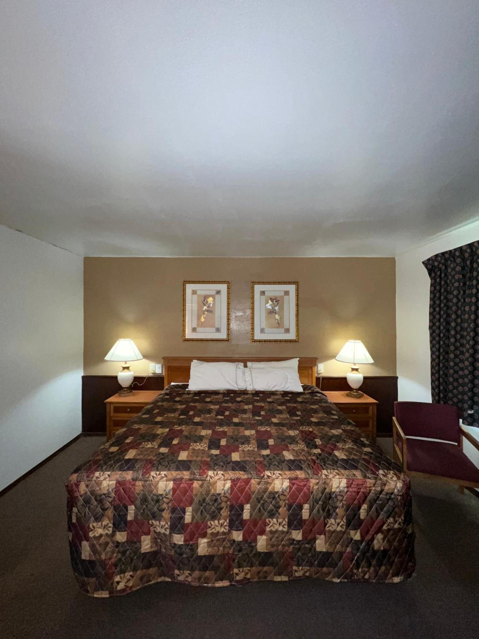 Spinning Wheel Motel photo 6