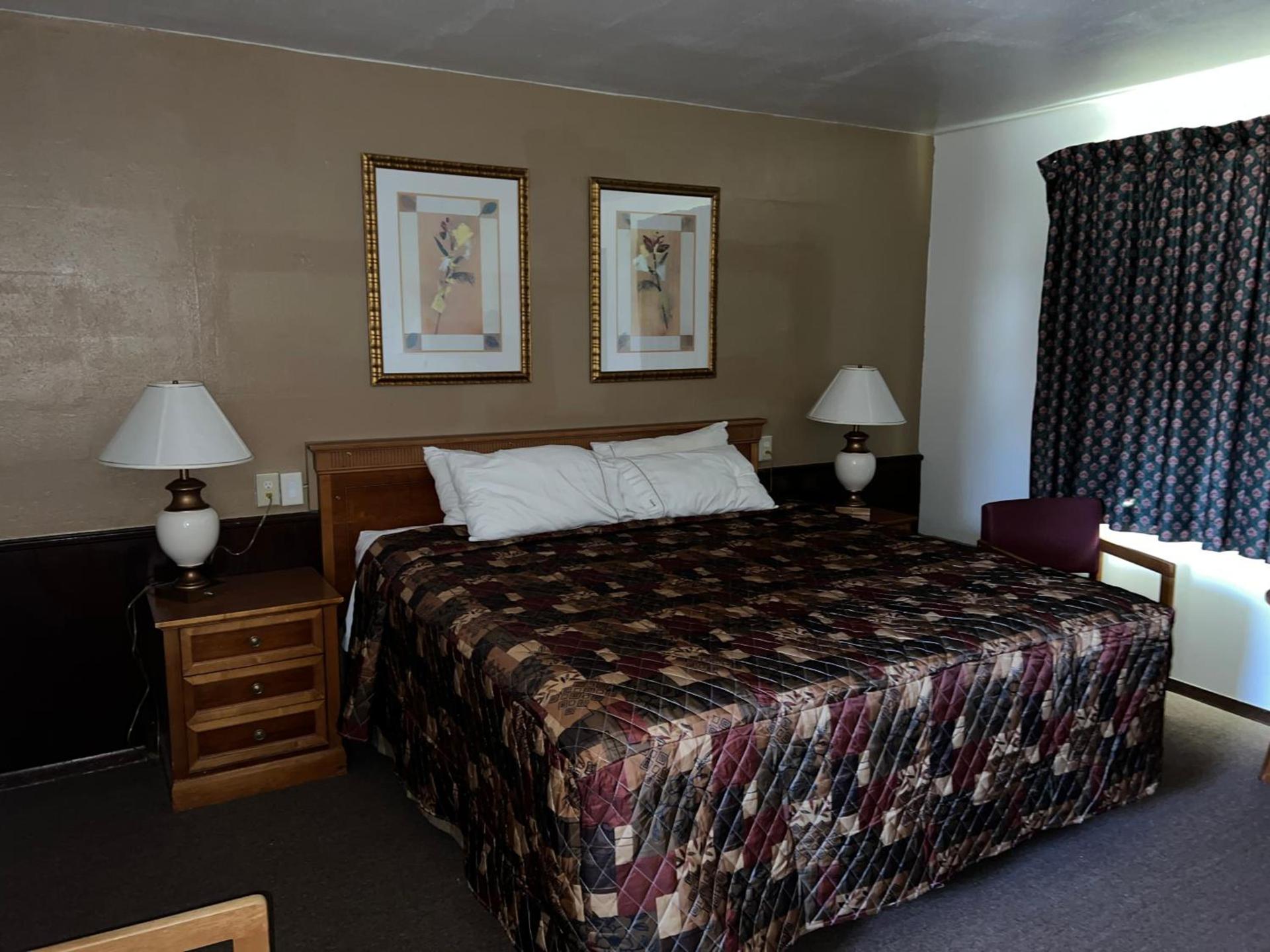 Spinning Wheel Motel photo 7